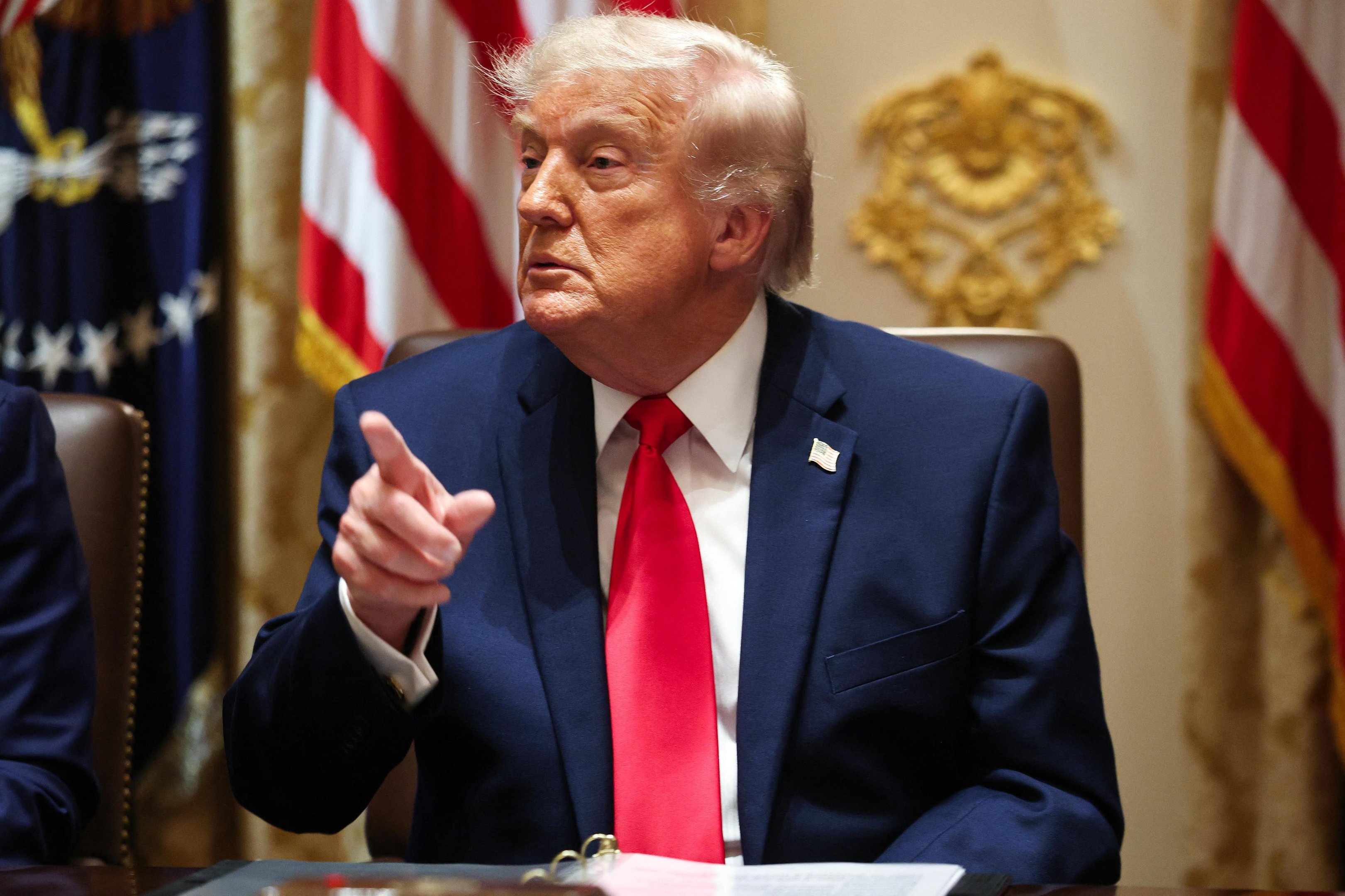 Trump articula negocia&ccedil;&otilde;es sobre guerra