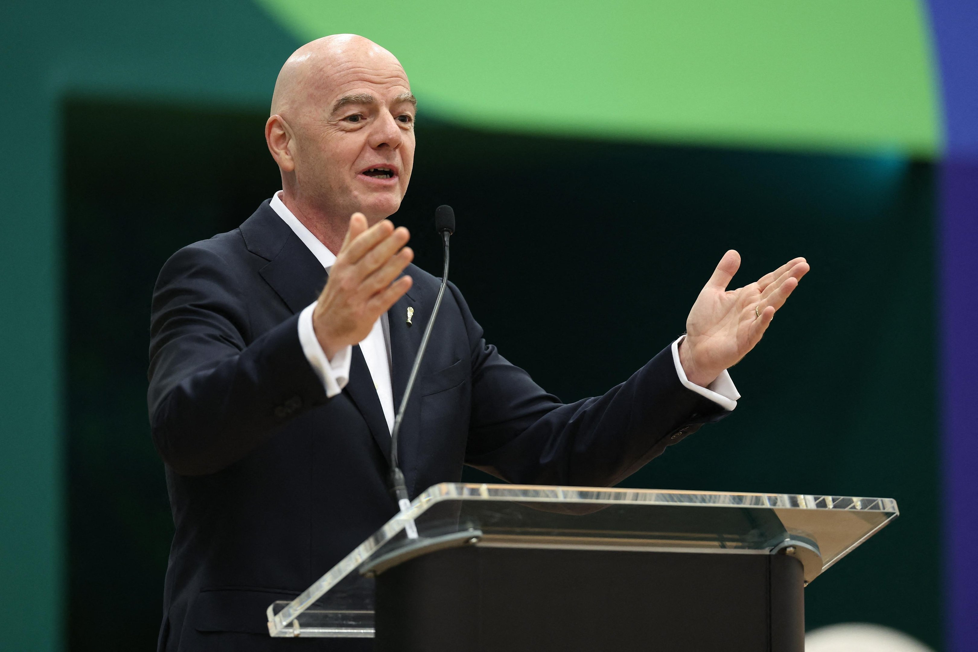 O presidente da Fifa,&nbsp;Gianni Infantino, entregou um "pr&ecirc;mio da paz" a Donald Trump em dezembro