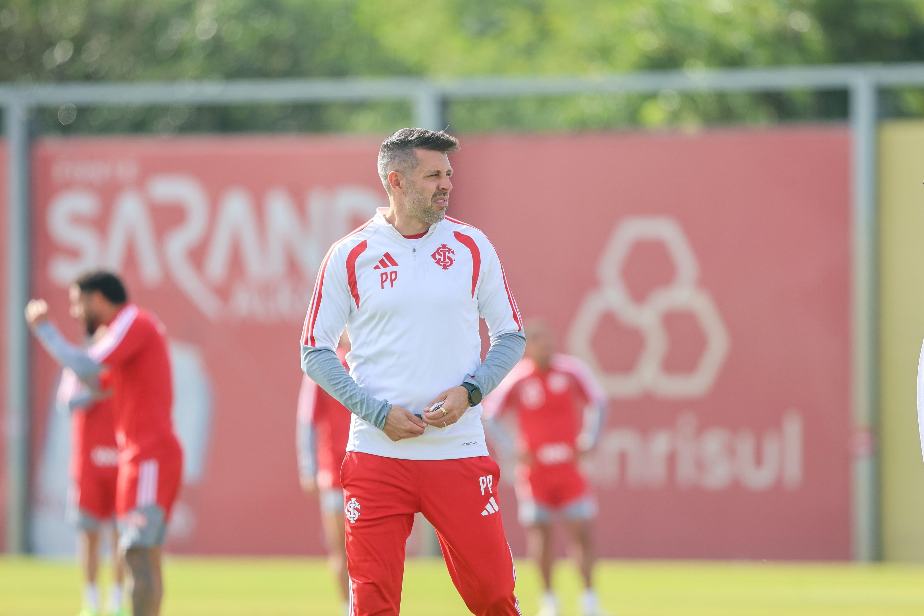 Paulo Pezzolano espera por refor&ccedil;os para o segundo semestre