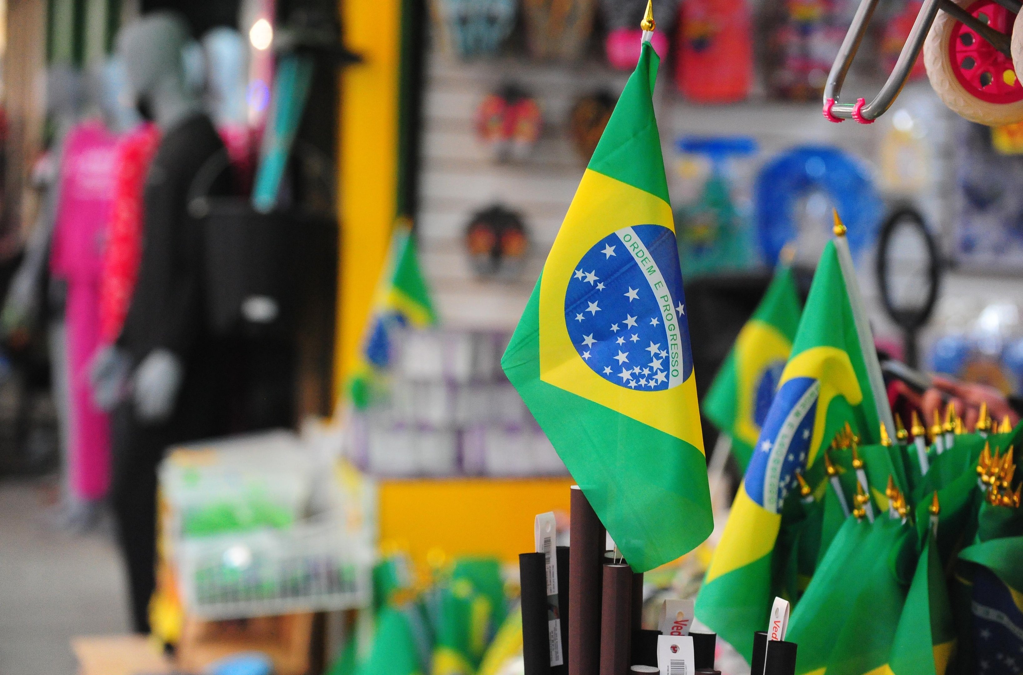 Compras presenciais seguem predominando, com 70% citando supermercados e 33% lojas de rua