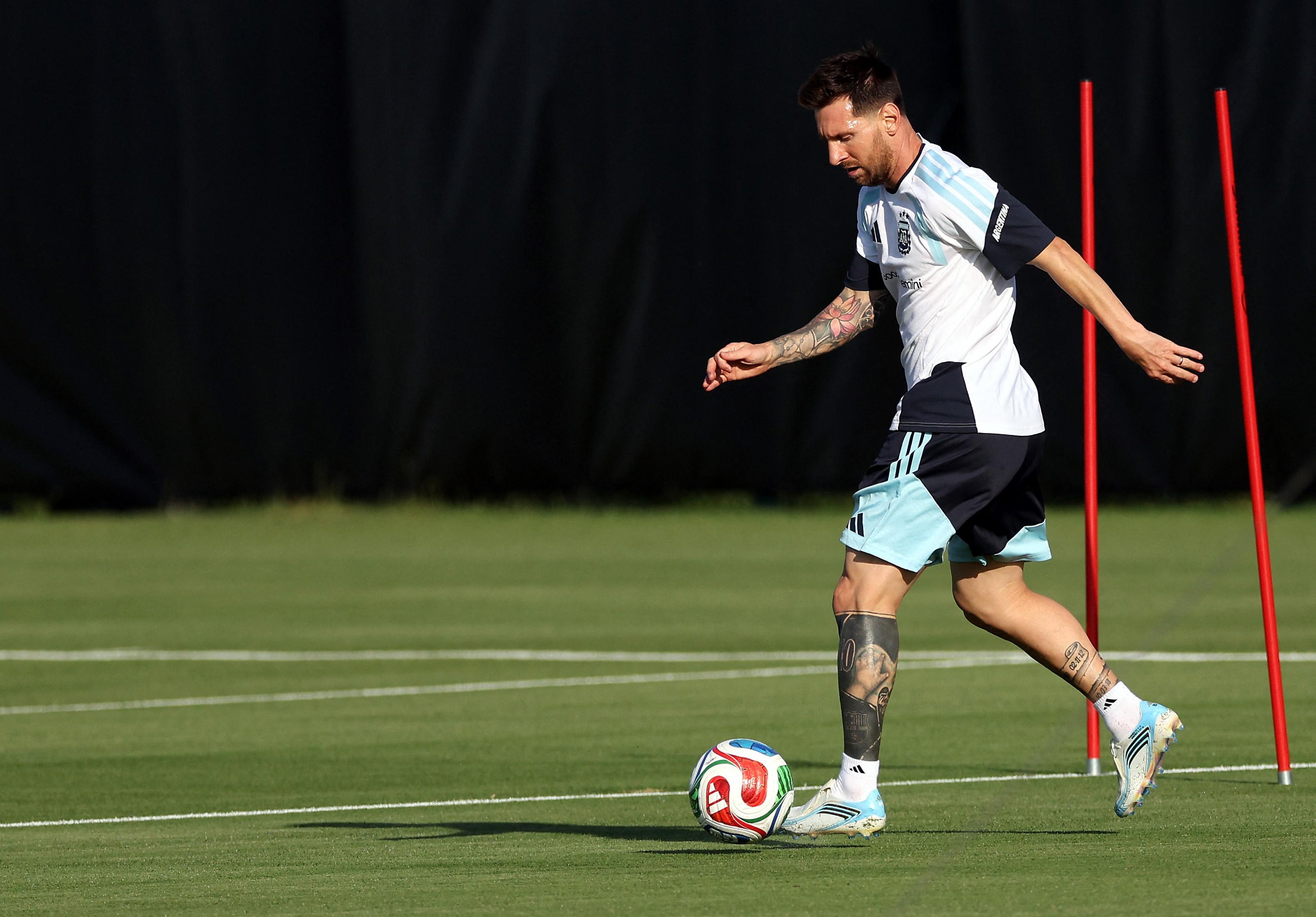 Messi est&aacute; se recuperando de uma les&atilde;o muscular