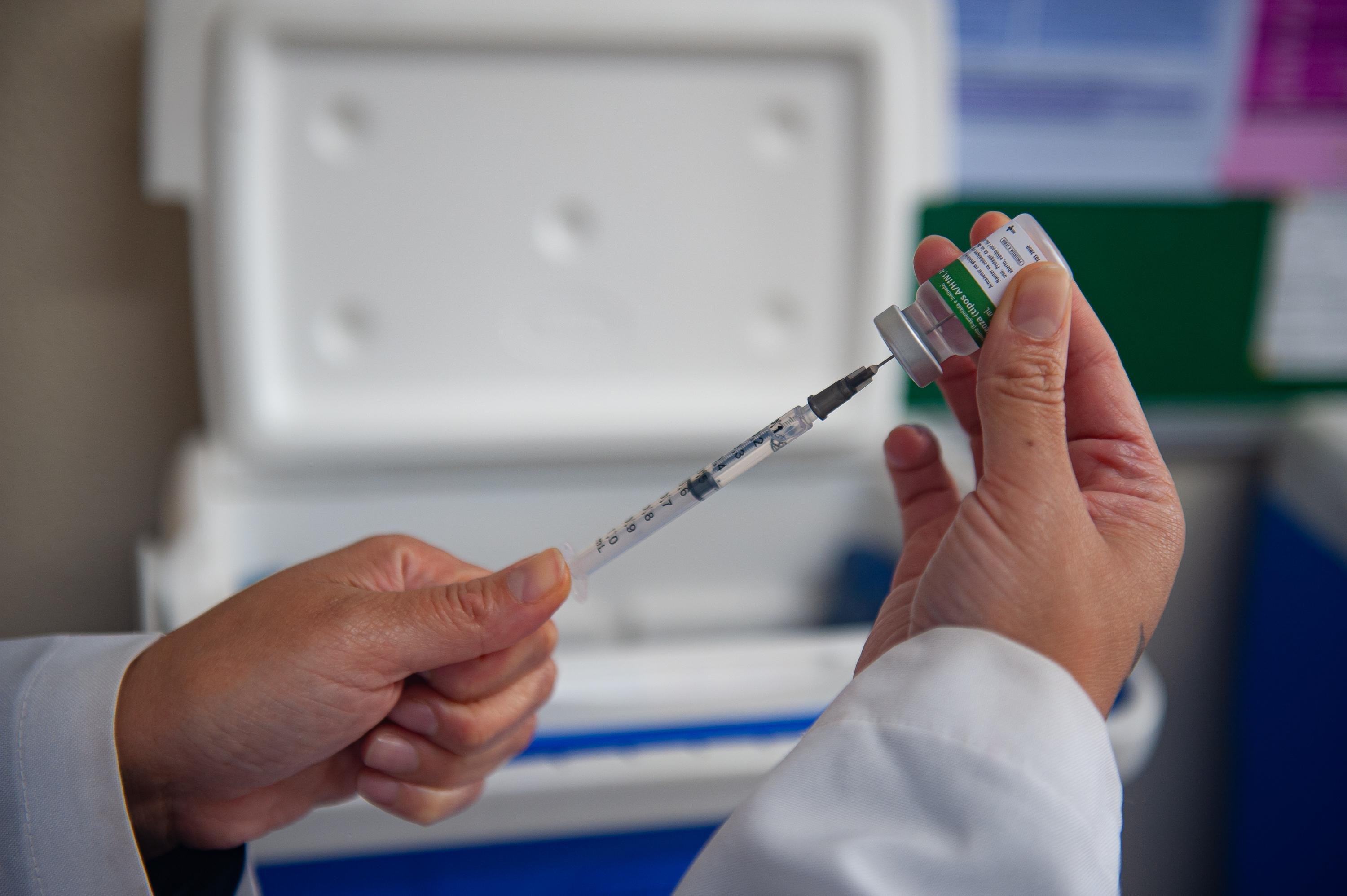 A vacina est&aacute; dispon&iacute;vel para todas as pessoas com mais de 6 meses de idade, enquanto houver estoque
