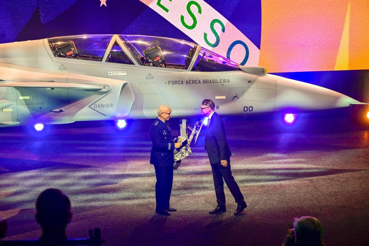 No final de mar&ccedil;o, o Brasil apresentou o primeiro Gripen fabricado em seu territ&oacute;rio, j&aacute; que o acordo de 2014 inclui 15 aeronaves produzidas pela Embraer