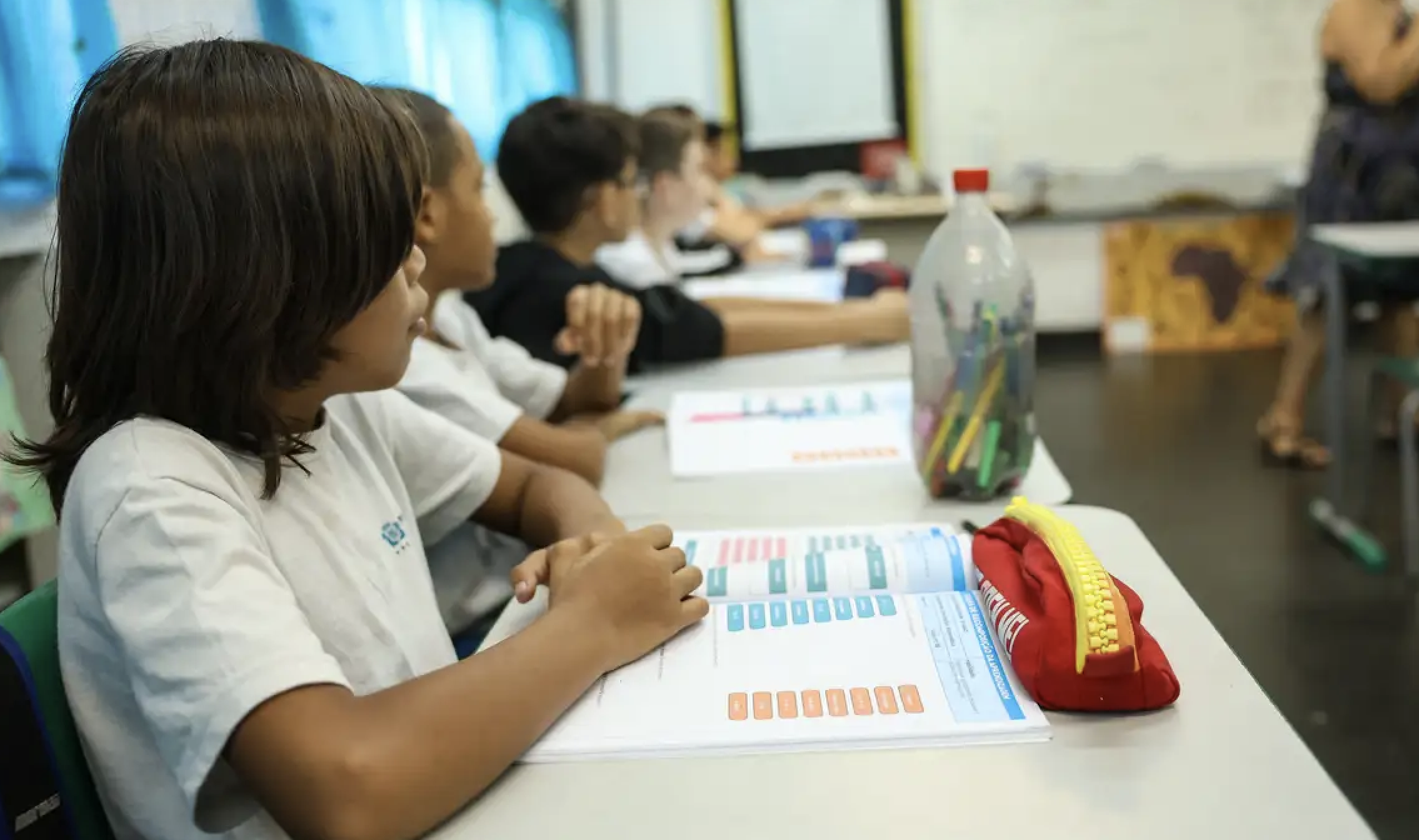 Substitutivo altera a Lei de Diretrizes e Bases da Educa&ccedil;&atilde;o Nacional para incluir as novas obriga&ccedil;&otilde;es &agrave;s escolas
