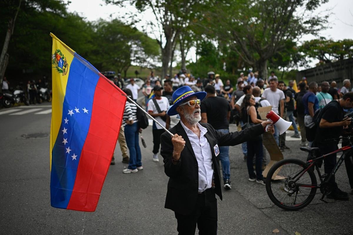 Venezuela possui as maiores reservas comprovadas de petr&oacute;leo do mundo, mas tamb&eacute;m det&eacute;m grandes quantidades de ouro, diamantes, bauxita, colt&atilde; e terras raras.