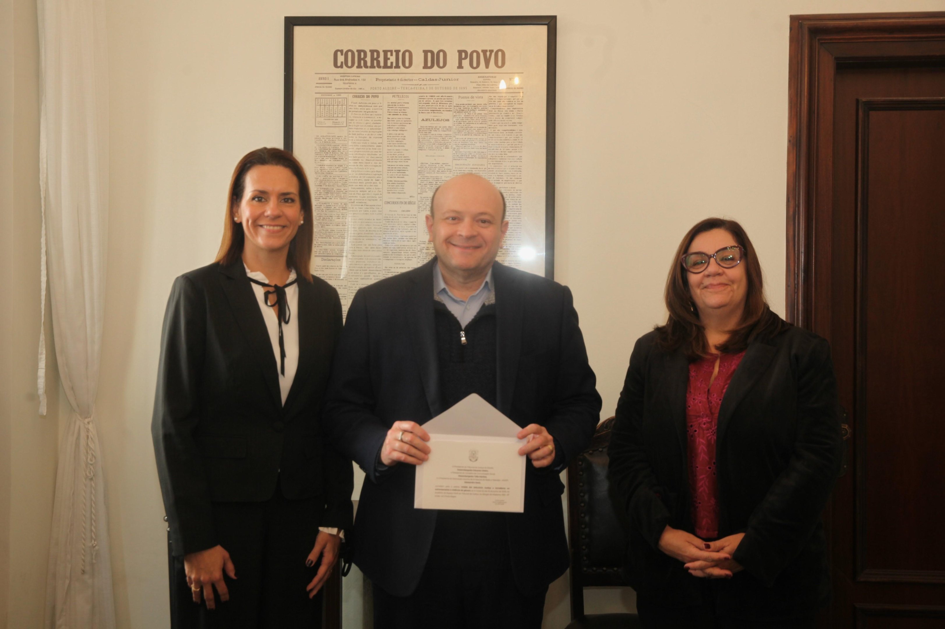As diretoras de imprensa e comunica&ccedil;&atilde;o social do TJRS entregam convite ao diretor-presidente do Correio do Povo, Marcelo Dantas.