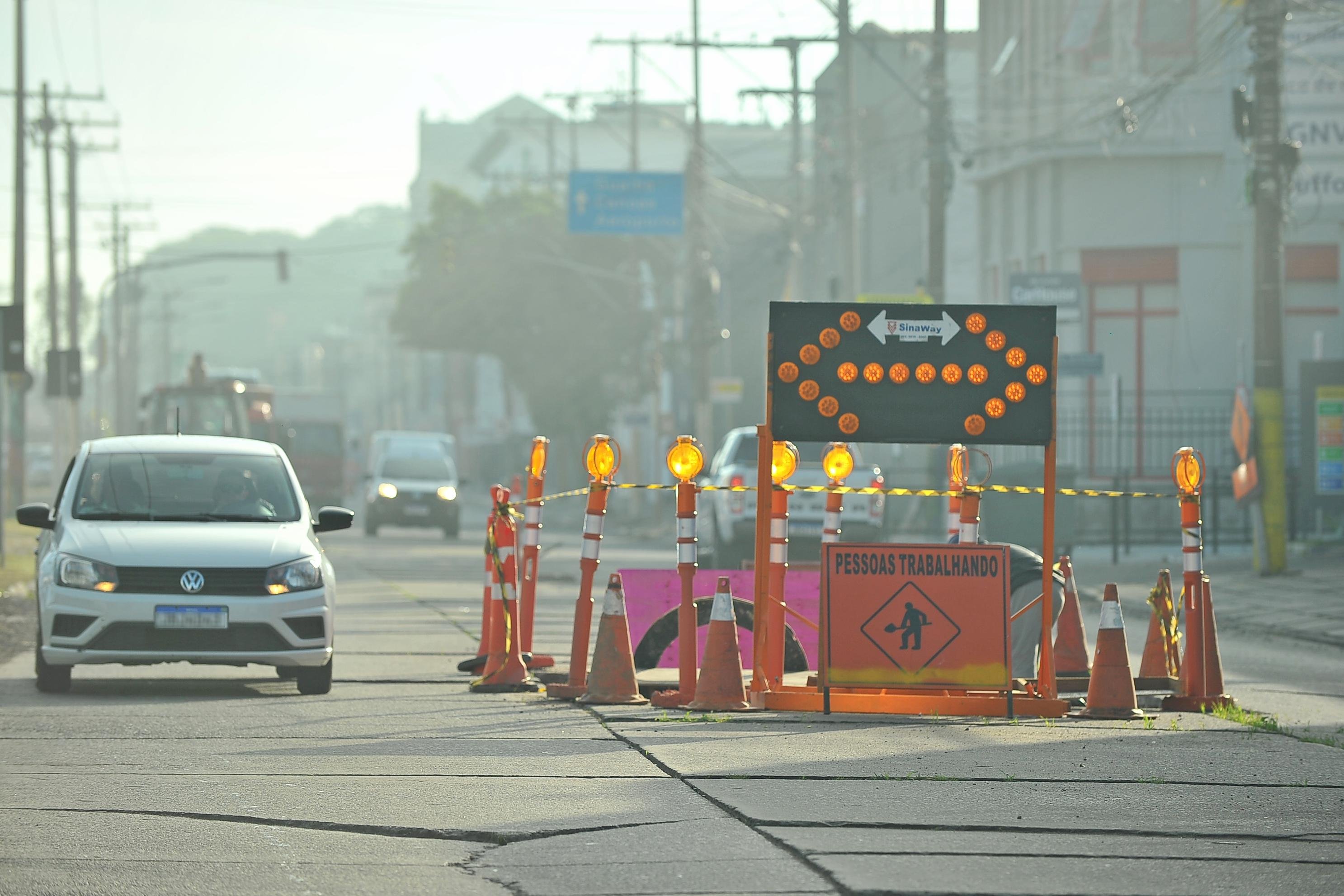 Obras na rua Volunt&aacute;rios da P&aacute;tria se somam &agrave; falta de sinaliza&ccedil;&atilde;o horizontal na via