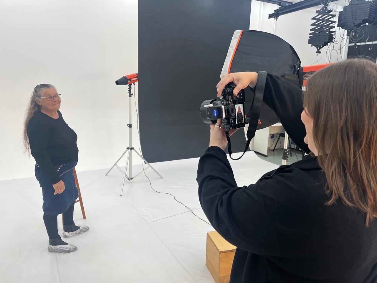 Fernanda Klauck fotografou as mulheres no est&uacute;dio da Universidade