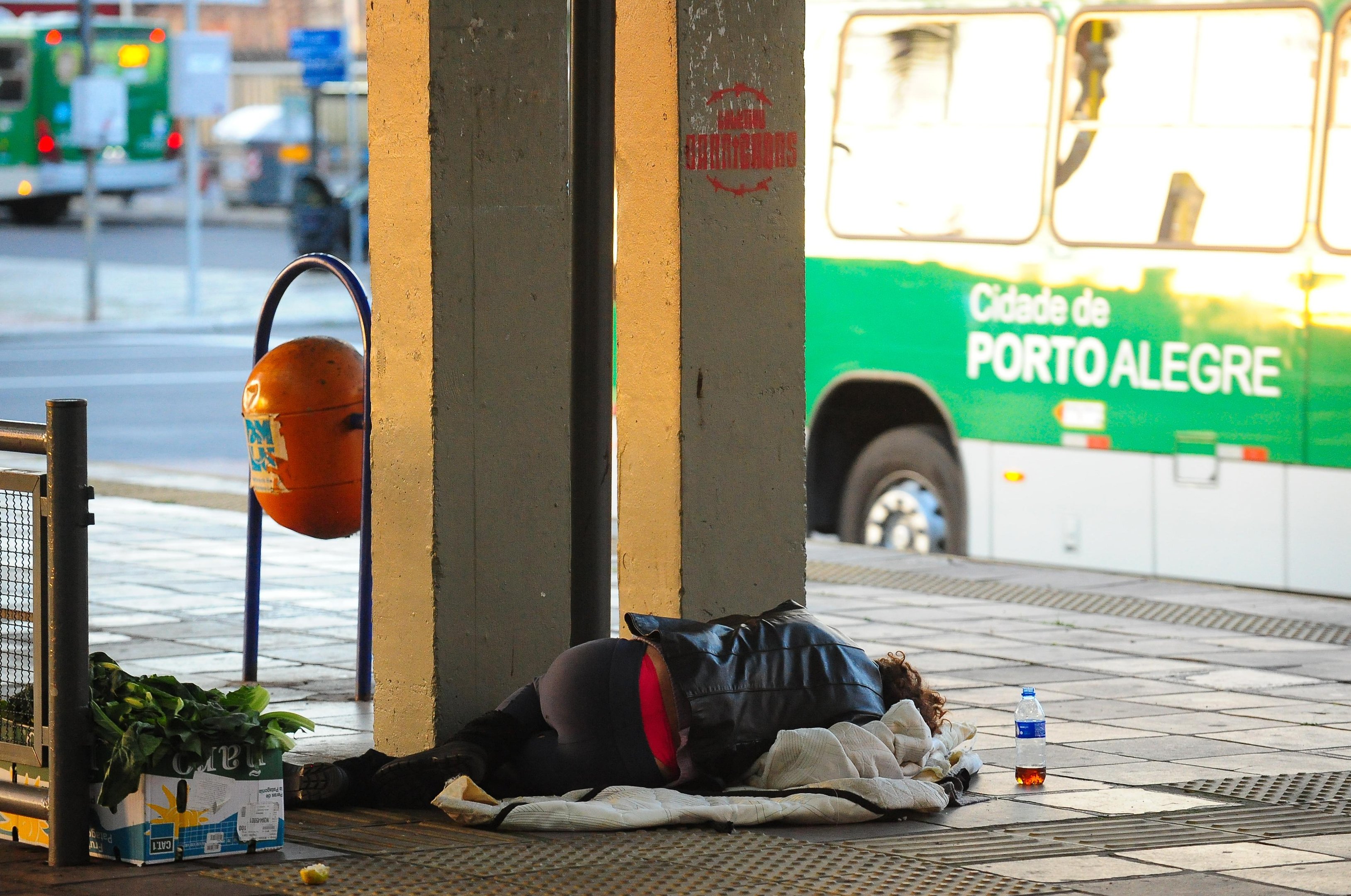 Pessoas em situa&ccedil;&atilde;o de rua acampadas lotam o Centro Hist&oacute;rico de Porto Alegre