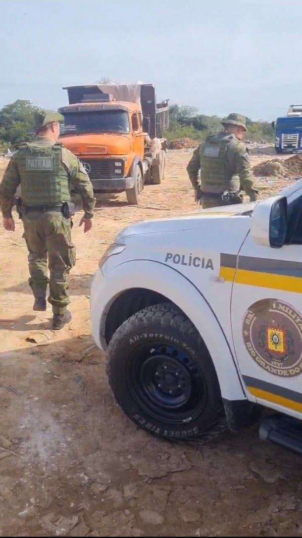 No local, policiais constataram a forma&ccedil;&atilde;o de um dep&oacute;sito clandestino de res&iacute;duos s&oacute;lidos da constru&ccedil;&atilde;o civil