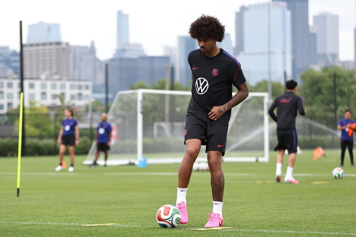 Chris Richards sofreu uma les&atilde;o no tornozelo no m&ecirc;s passado