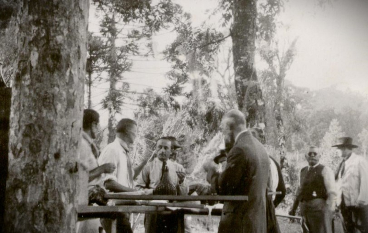 Zeferino Dem&eacute;trio Costi em foto com seus correligion&aacute;rios na d&eacute;cada de 1930, em Encantado