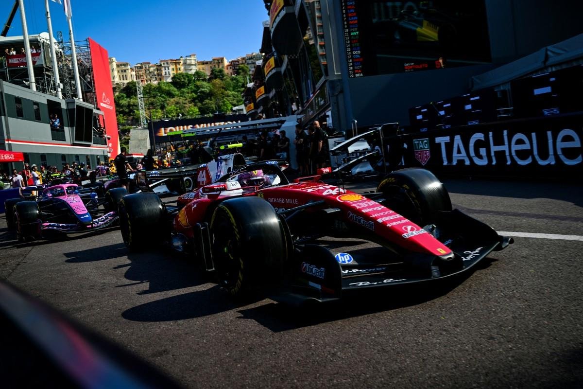 Leclerc e Hamilton dividiram o topo das tabelas