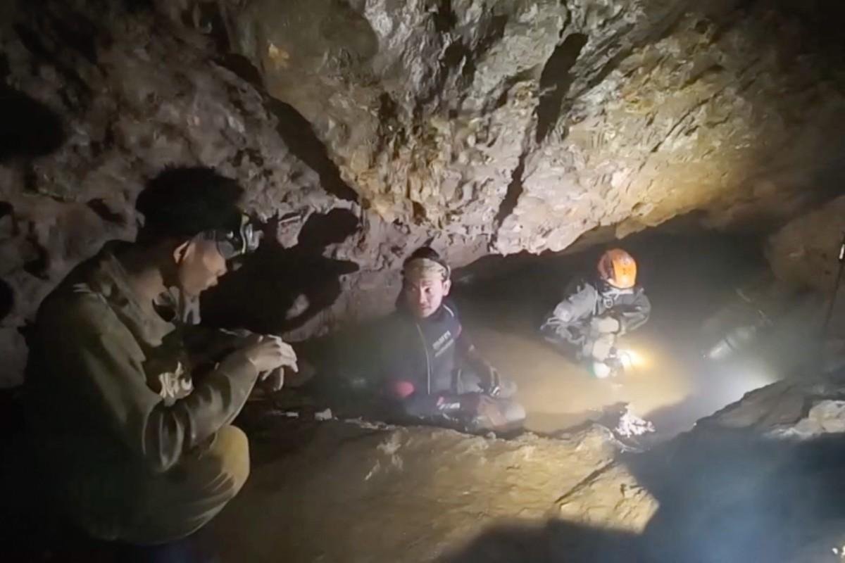 Os riscos de continuar superavam as poucas possibilidades de resgat&aacute;-los, disse um mergulhador