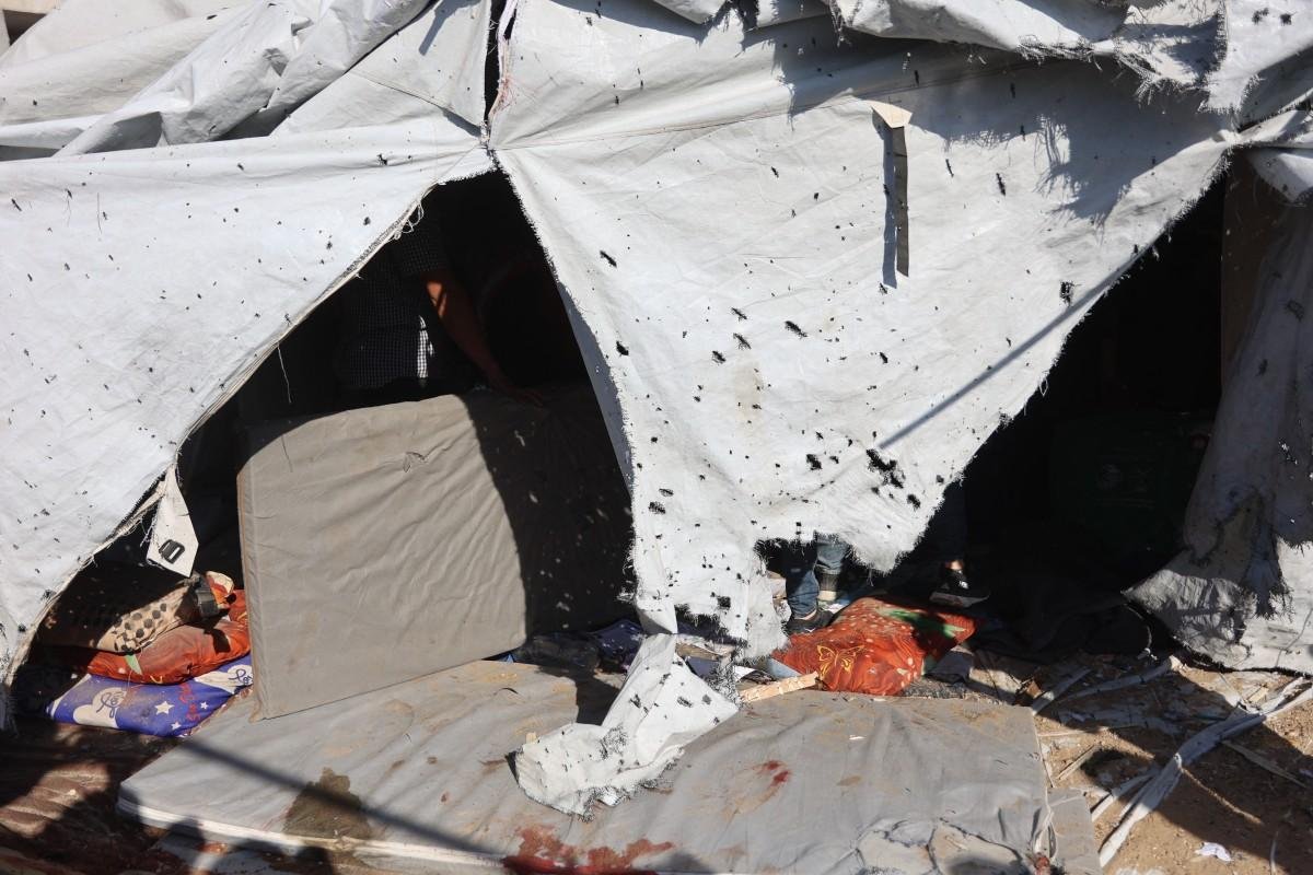 No registro, &eacute; poss&iacute;vel ver manchas de sangue em um colch&atilde;o ap&oacute;s um ataque atingir uma tenda que abrigava fam&iacute;lias palestinas na Cidade de Gaza