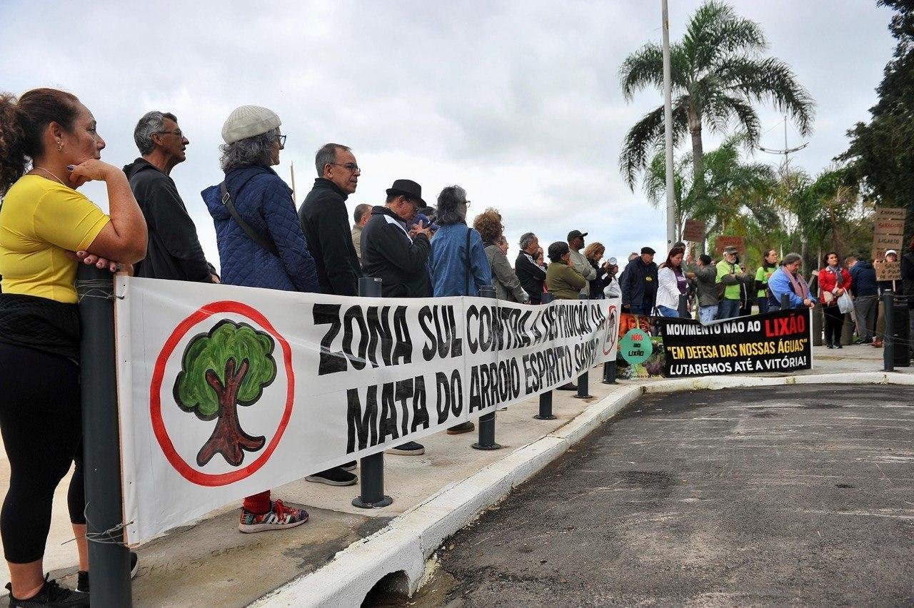 Protesto neste domingo teve cartazes pedindo a preserva&ccedil;&atilde;o da mata