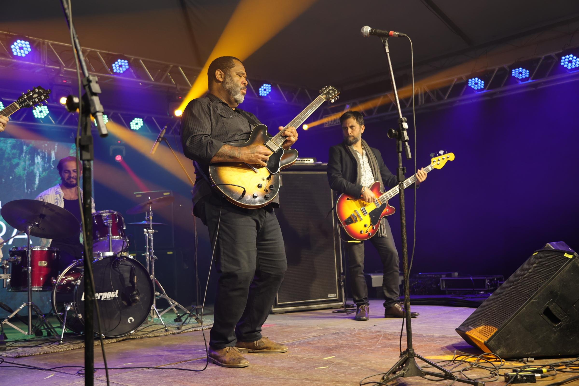 No s&aacute;bado, 6 de junho,  o guitarrista norte-americano Kirk Fletcher encerrou o Cambar&aacute; Jazz Festival em grande estilo, acompanhado pela Bruno Marques Band