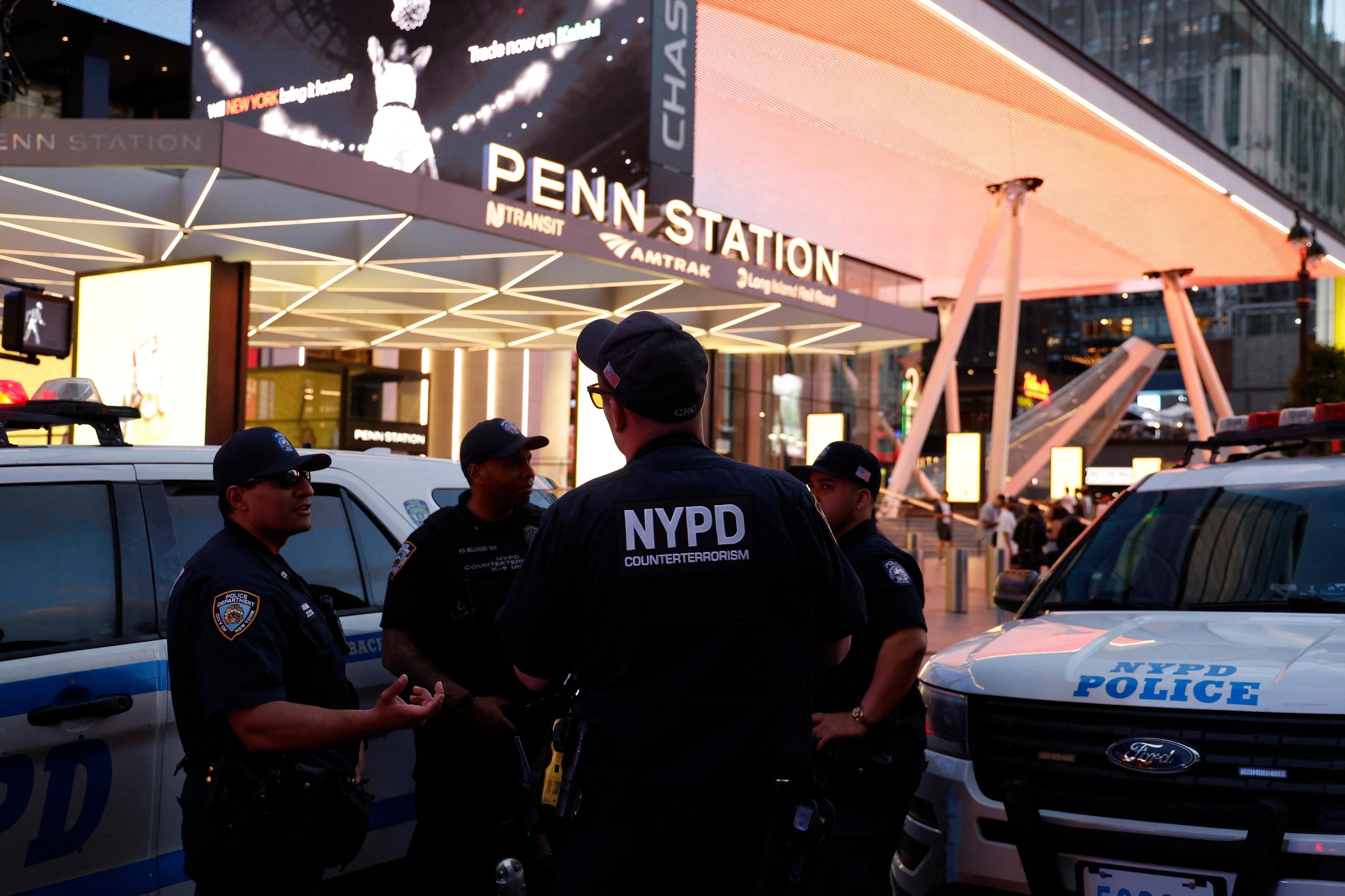 Policiais cercaram a Penn Station, em Nova York, onde cinco pessoas foram vitimas de um ataque de um homem com faca