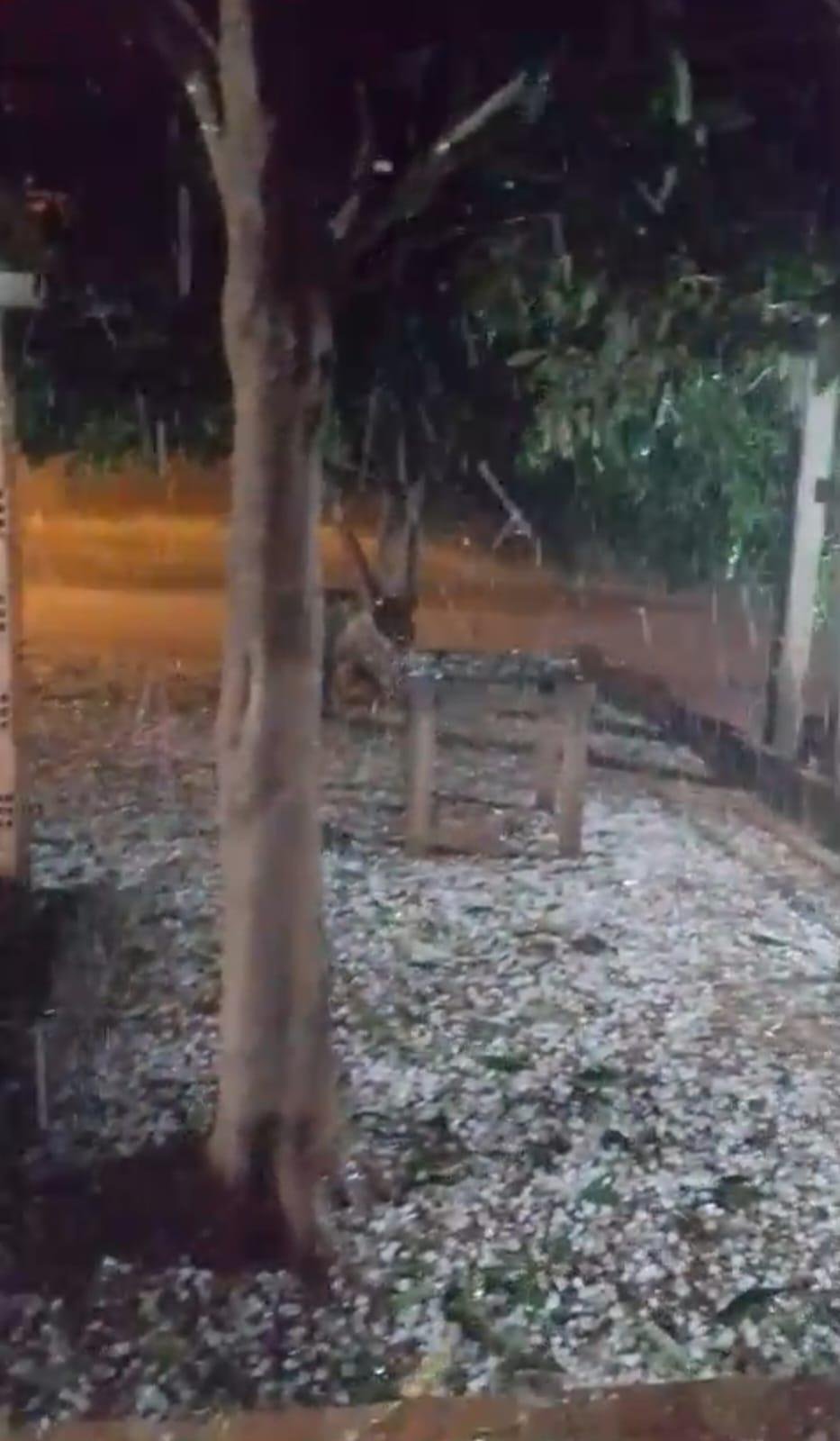 O temporal de  granizo causou acumulo de gelo na zona rural de Ma&ccedil;ambar&aacute;