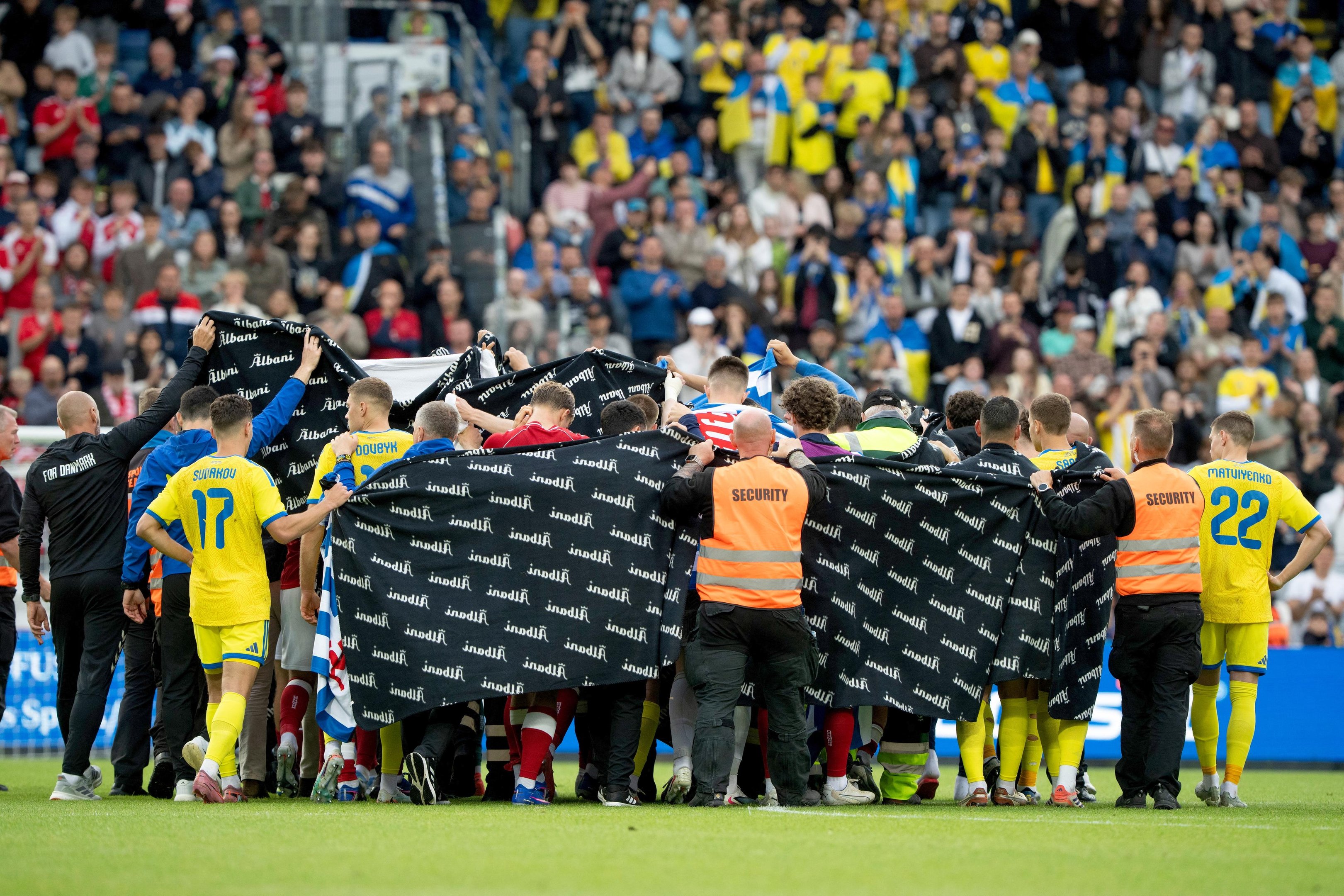 Meia Christian Eriksen desmaiou na partida amistosa entre Dinamarca e Ucr&acirc;nia, na ilha de Odense, no domingo