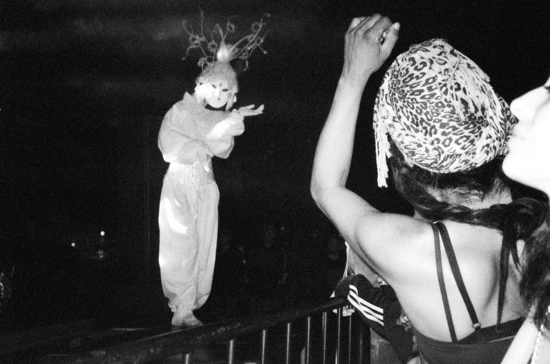 Assinado por Gustavo Poester e Luisa Nogueira, o projeto prop&otilde;e um di&aacute;logo entre artes visuais, performance e cultura musical