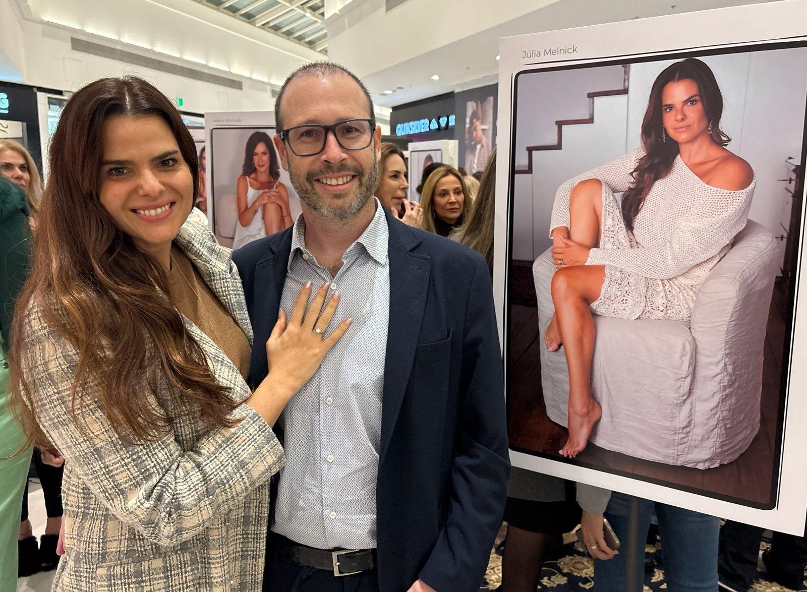 J&uacute;lia, que foi retratada pela fot&oacute;grafa Lisette Guerra, com o marido, Felipe Melnick, na inaugura&ccedil;&atilde;o da exposi&ccedil;&atilde;o de fotos, no Iguatemi