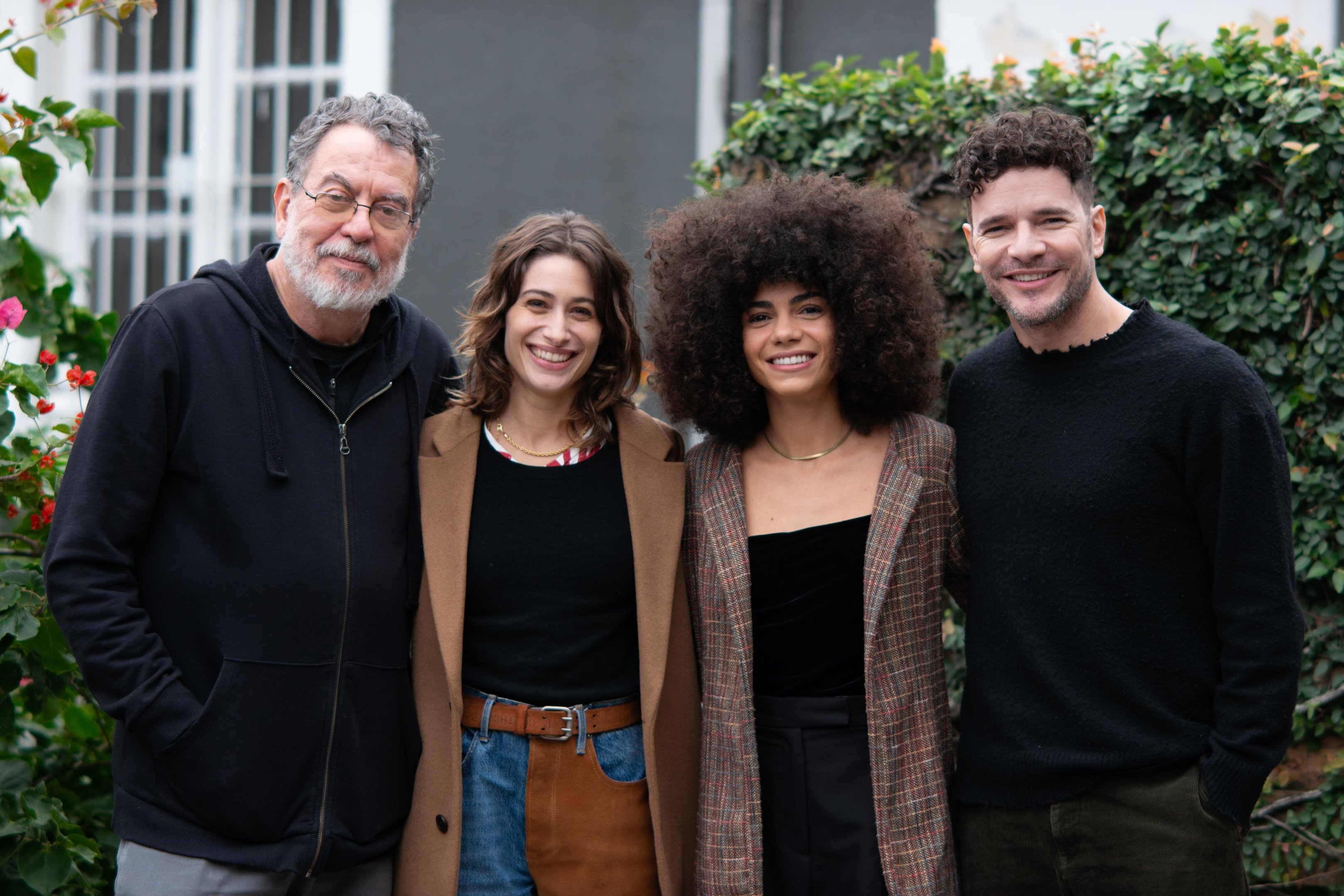 Jorge Furtado ao lado dos atores Luisa Arraes, Samantha Jones e Daniel de Oliveira
