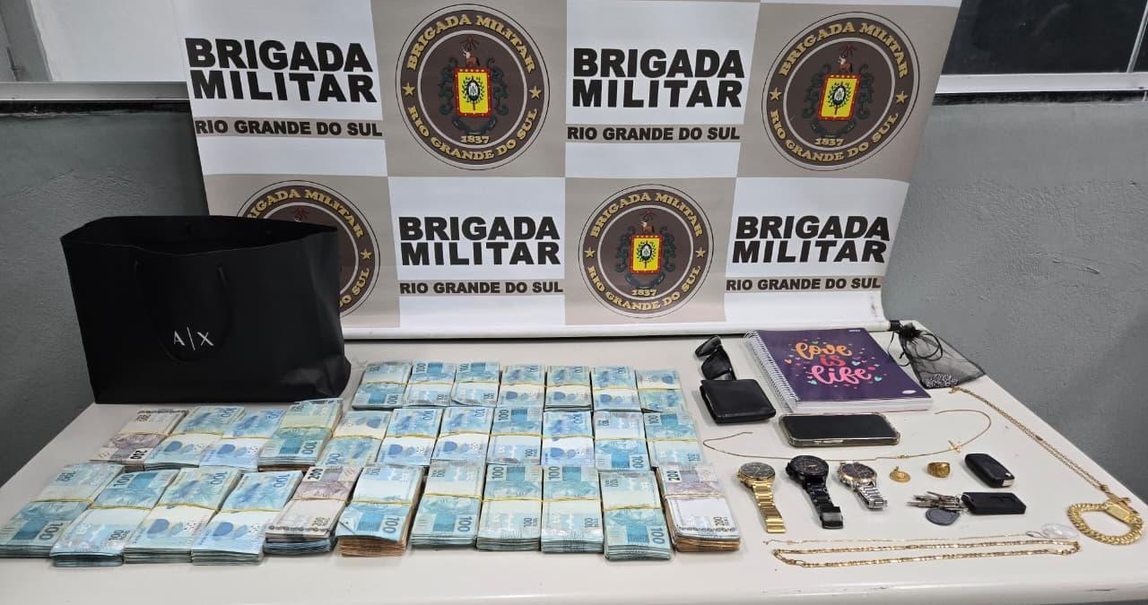 Al&eacute;m do dinheiro, tamb&eacute;m foram apreendidos joias, rel&oacute;gios, documentos, um telefone celular e um caderno com anota&ccedil;&otilde;es de nomes e valores