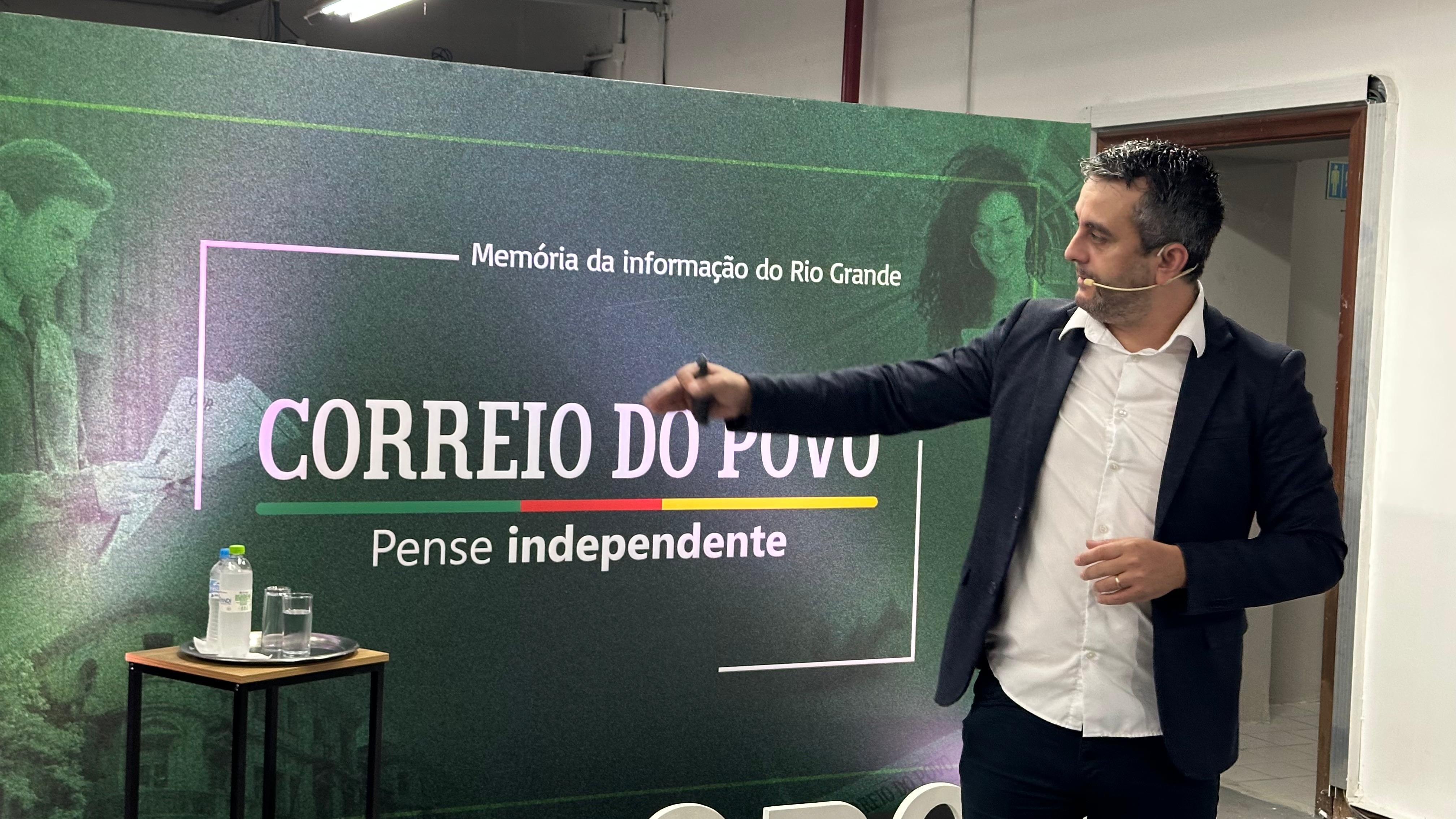 O coach comunicacional Gabriel Gon&ccedil;alves palestrou no evento