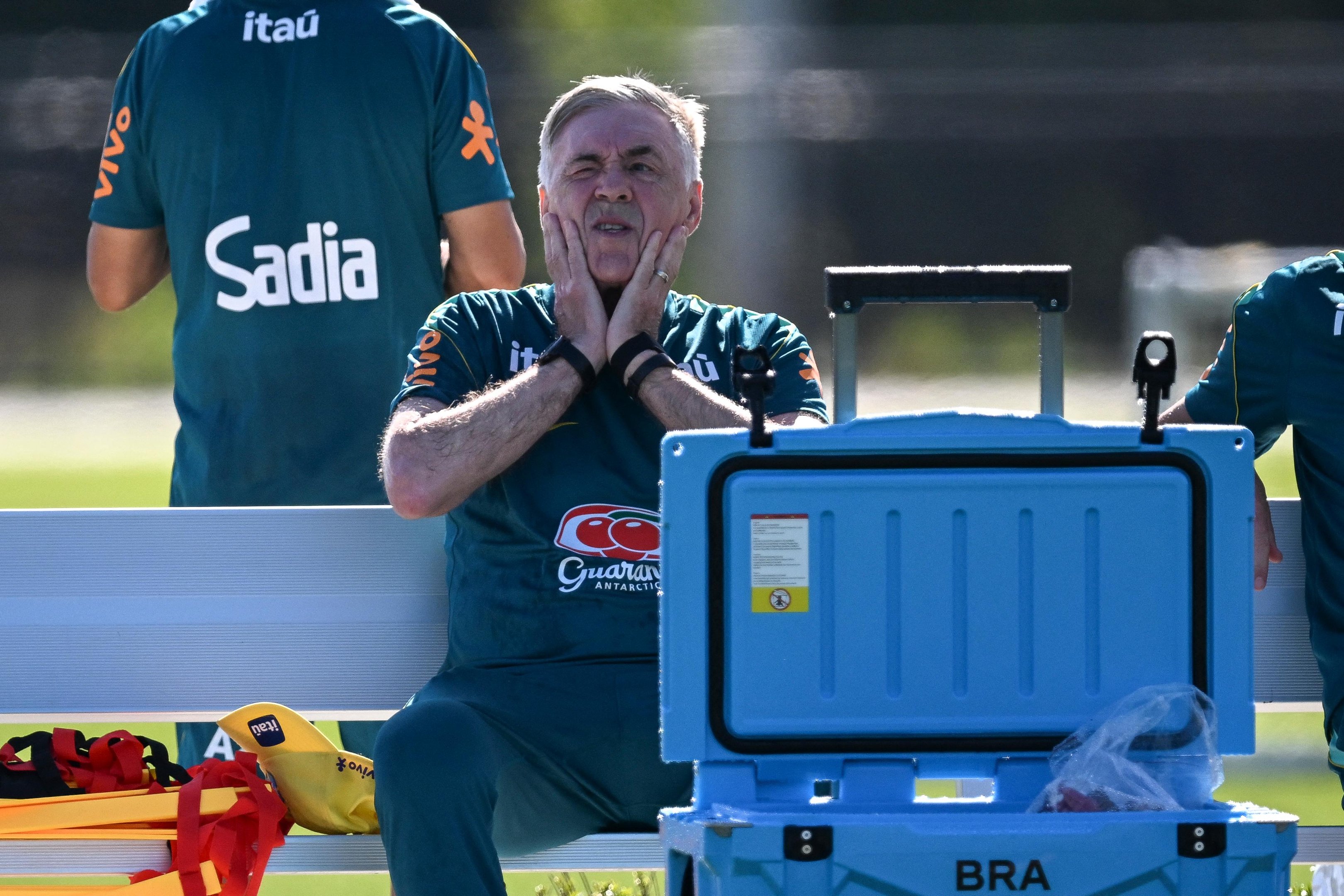 Ancelotti testou 24 jogadores na lateral desde que assumiu o cargo