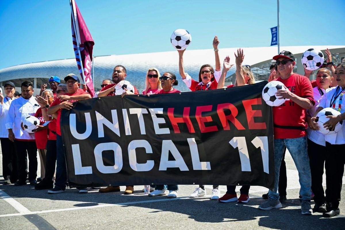 Trabalhadores do SoFi Stadium participaram de uma coletiva de imprensa