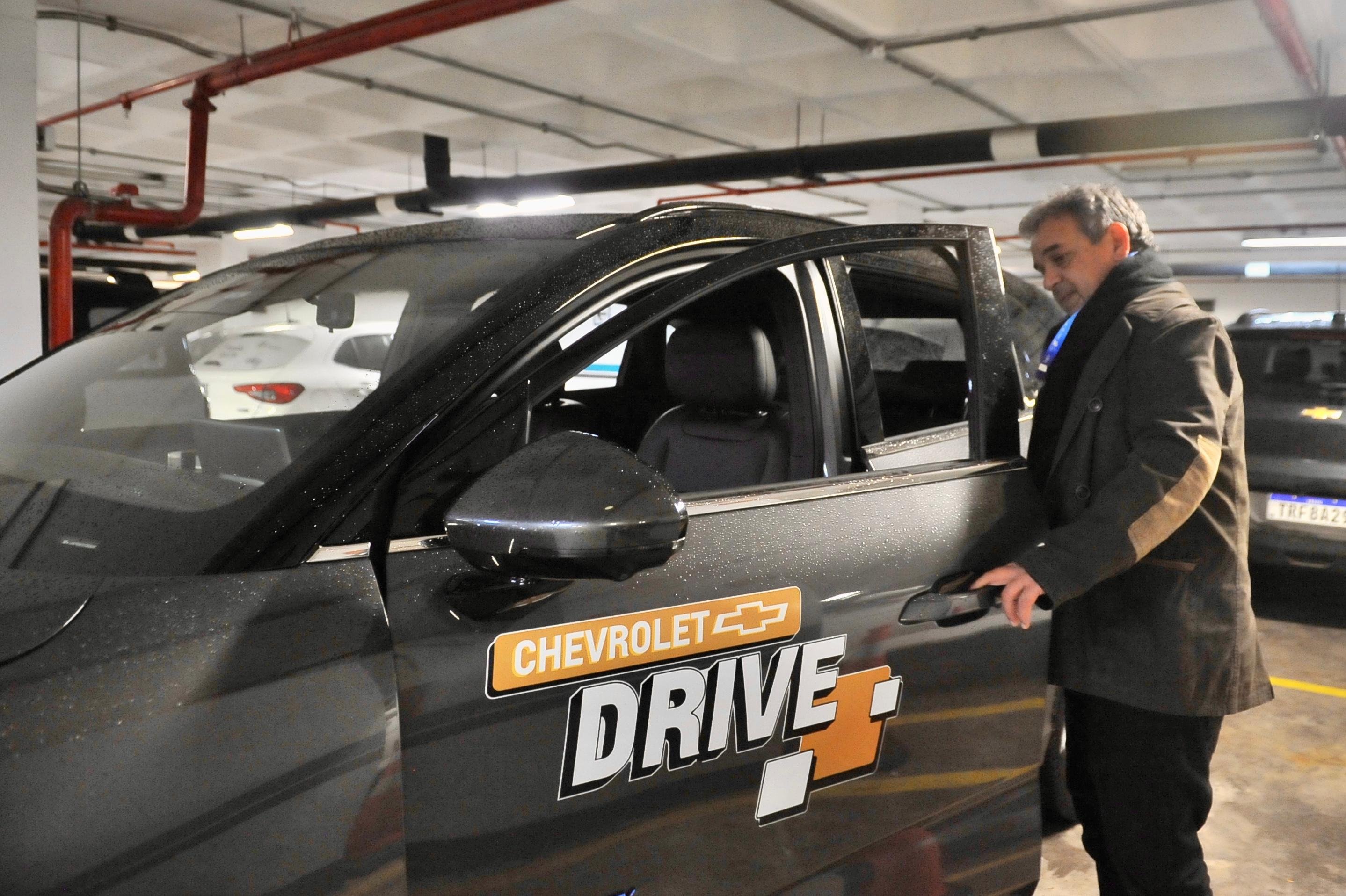 Sinoscar oferece test drive de ve&iacute;culo el&eacute;trico da Chevrolet durante o evento