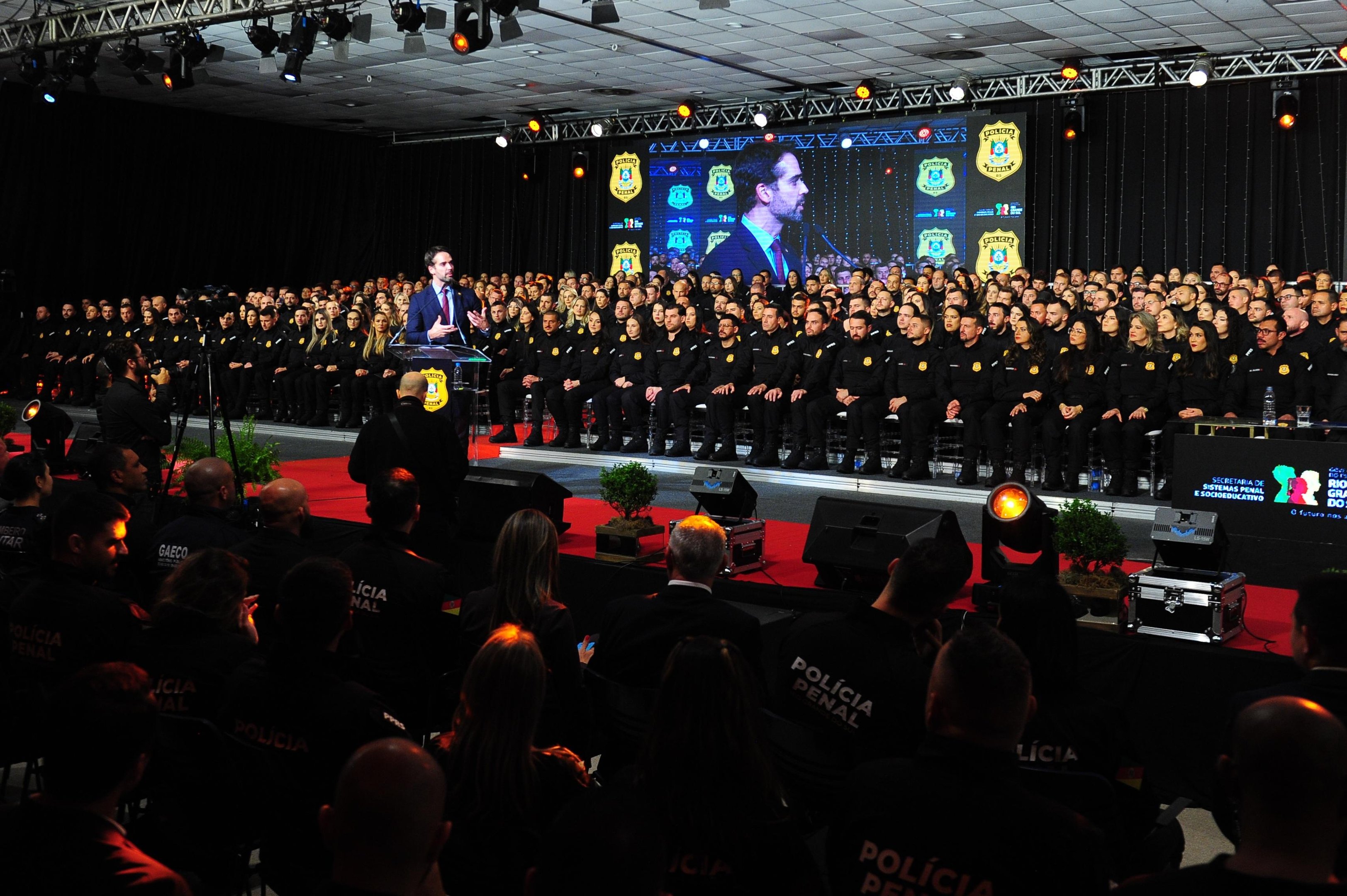 Governador Eduardo Leite discursa durante formatura de servidores da pol&iacute;cia penal.