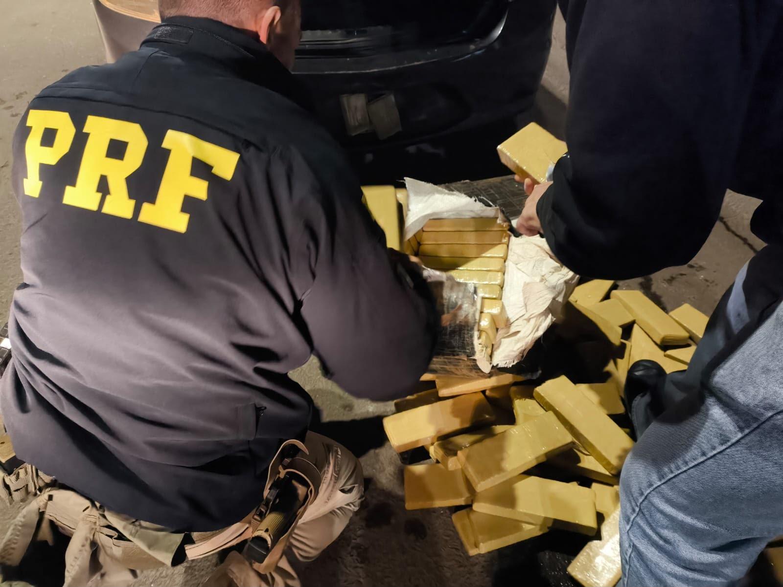 Drogas foram encontradas escondidas no porta-malas do ve&iacute;culo