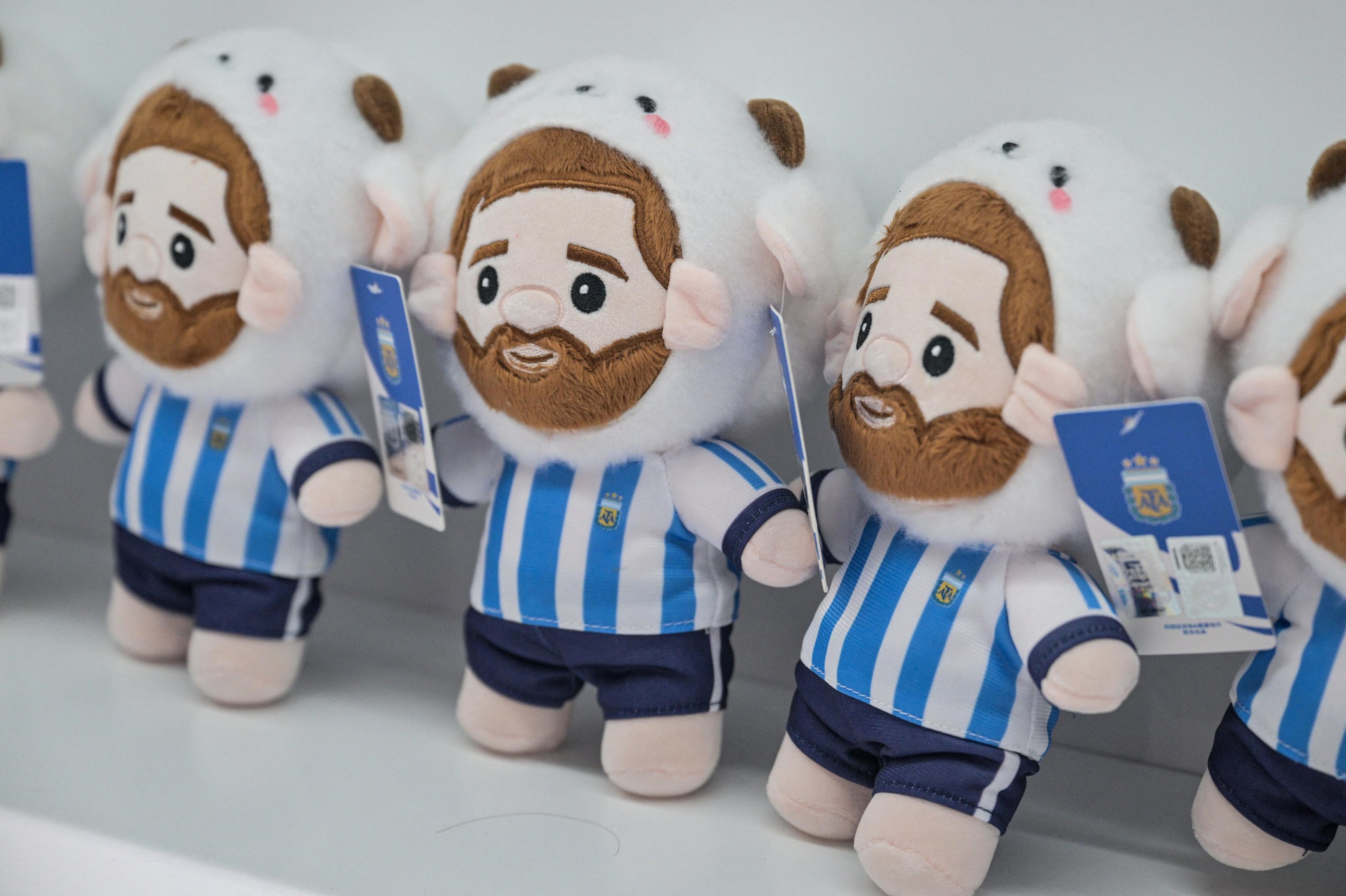 Centenas de pel&uacute;cias de Messi vestido de cabra est&atilde;o empilhadas em enormes mesas em uma f&aacute;brica no leste da China