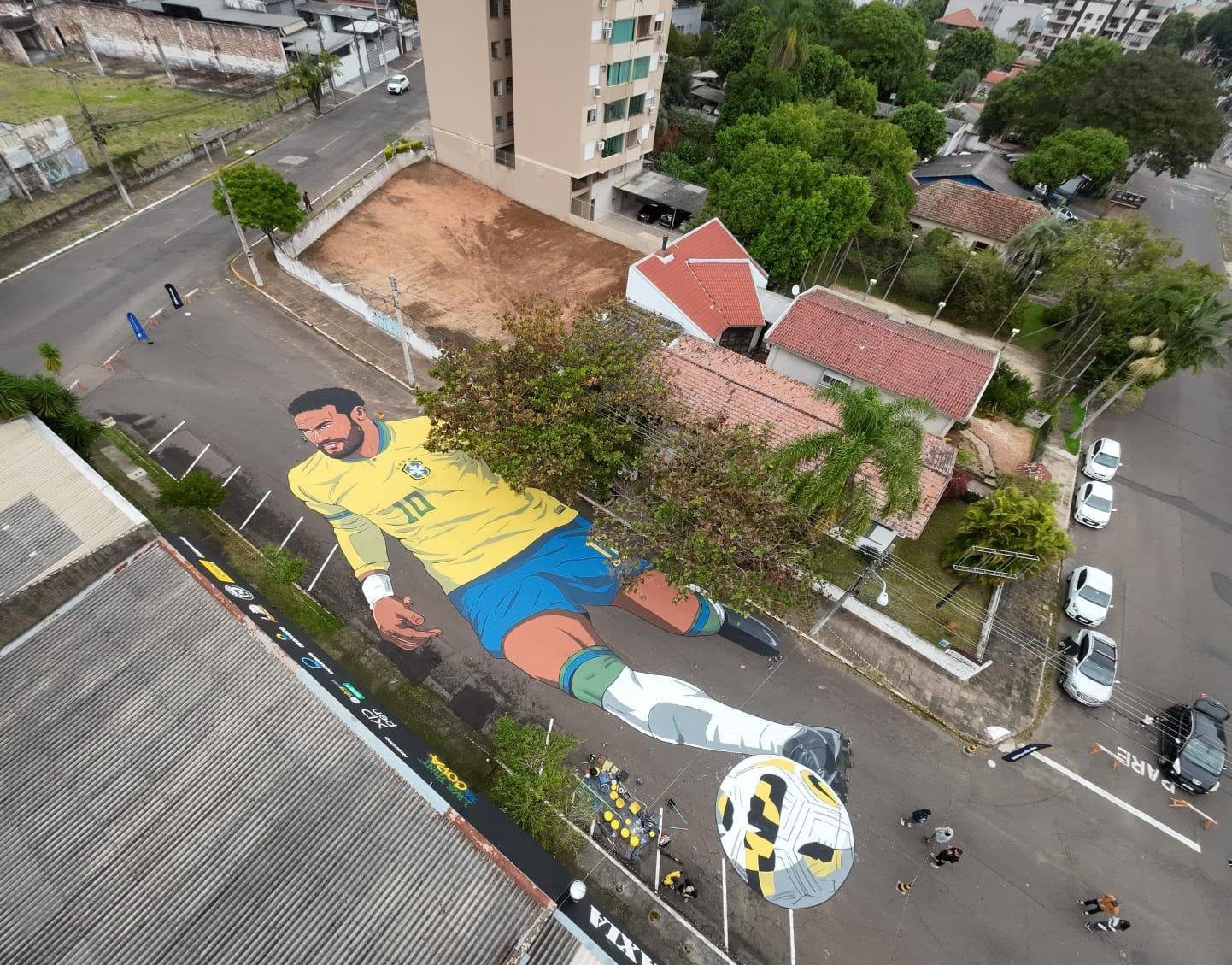 A pintura tem cerca de 850 metros quadrados e foram necess&aacute;rios 200 litros de tinta
