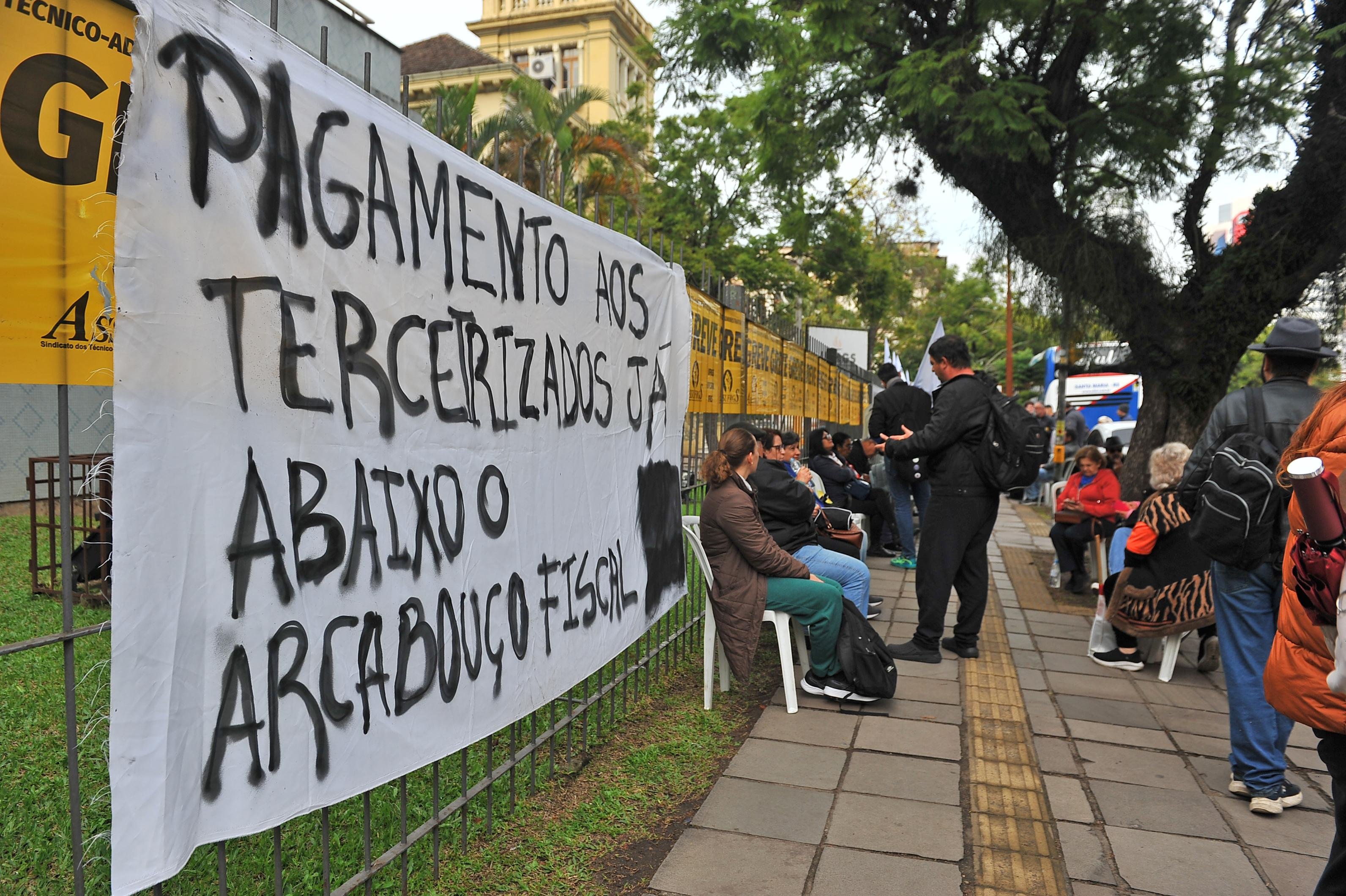 Servidores em greve fecham port&otilde;es da UFRGS