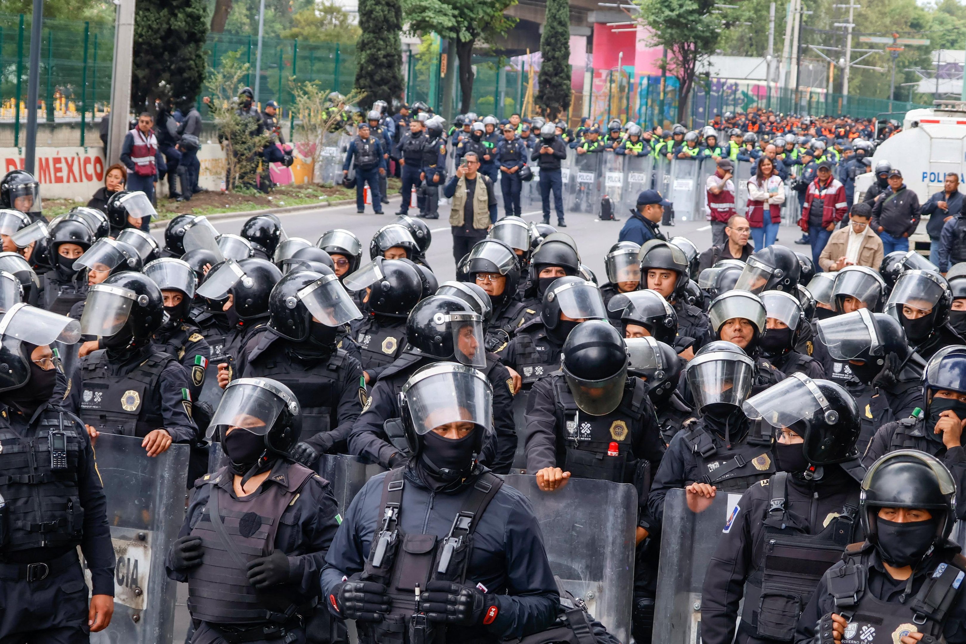Milhares de policias fortemente armados patrulham as ruas lotadas de estrangeiros da Cidade do M&eacute;xico