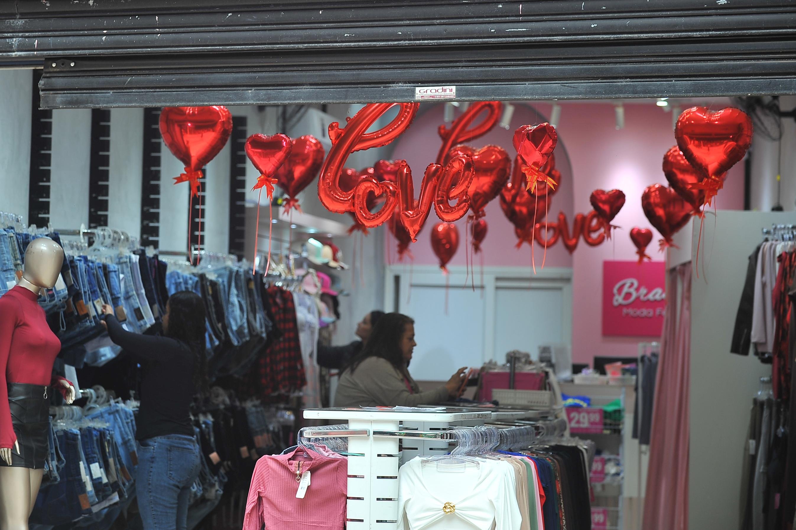 Lojas decoram vitrines para o dia dos namorados
