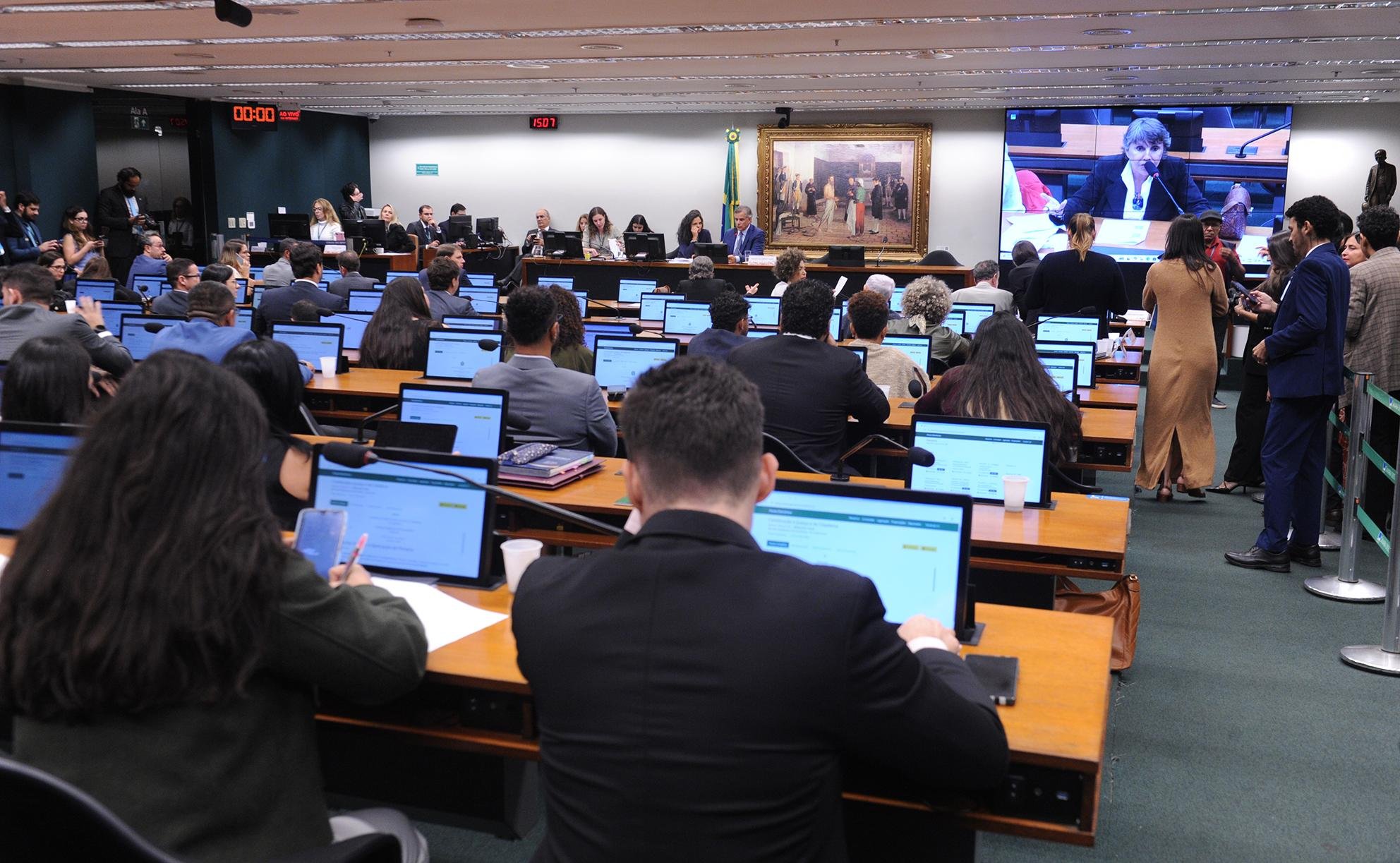 Parlamentares aprovam redu&ccedil;&atilde;o da maioridade penal em comiss&atilde;o na C&acirc;mara