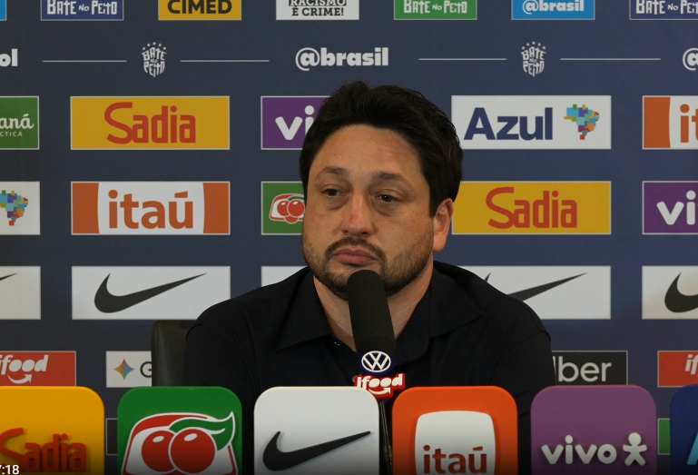 Arthur Elias alegou que lances importantes foram ignorados pelo VAR