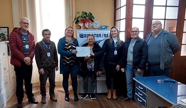 Participaram da entrega do selo entrega o secret&aacute;rio adjunto de Desenvolvimento Rural de Jaguar&atilde;o, Gilberto Mendes Soares, o coordenador do Servi&ccedil;o de Inspe&ccedil;&atilde;o Municipal, Matheus Medeiros Motta, e extensionistas da Emater/RS-Ascar