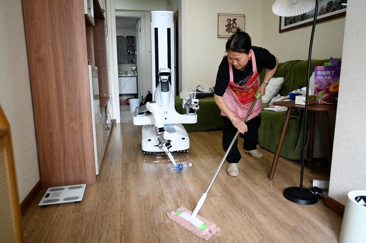 O rob&ocirc; Quanta X1 Pro entra no apartamento com a ajuda de um engenheiro da X Square e usa c&acirc;meras para identificar &aacute;reas que precisam de limpeza