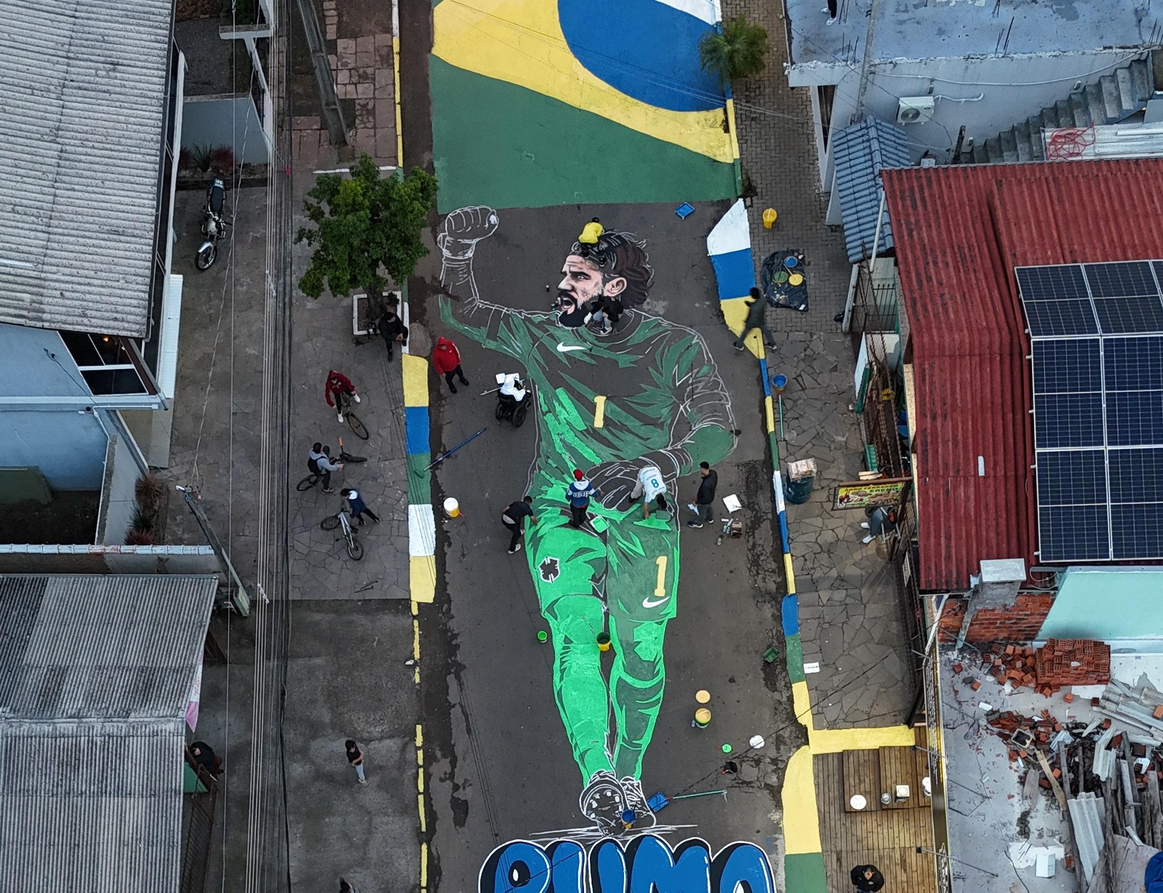 Pintura do artista Joacaz Santos presta homenagem ao goleiro nascido na cidade, Alisson Becker, que ir&aacute; defender o Brasil na Copa do Mundo 2026