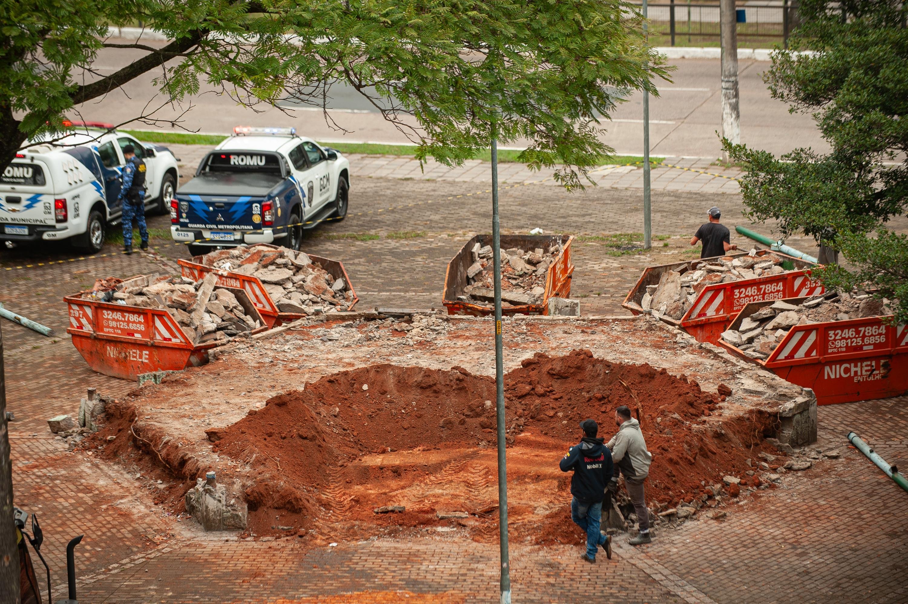 Prefeitura de Porto Alegre realiza a demoli&ccedil;&atilde;o do "Coreto do Julinho", estrutura em frente ao Col&eacute;gio J&uacute;lio de Castilhos