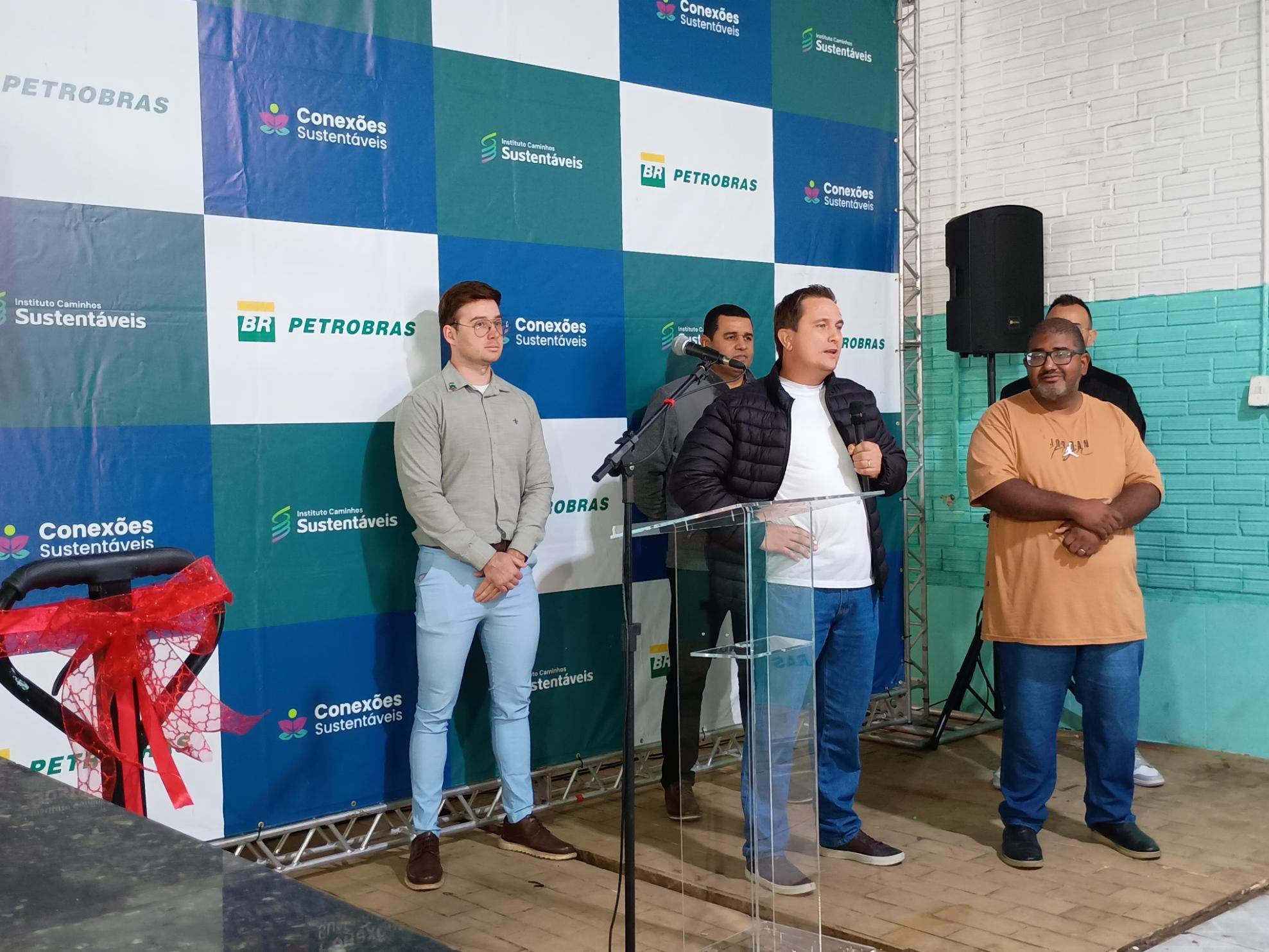 Al&eacute;m de caminh&otilde;es, os locais foram abastecidos com mesas de triagem, prensas, balan&ccedil;a e paleteiras