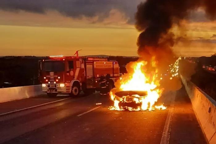 Ve&iacute;culo foi destru&iacute;do pelas chamas na BR 290