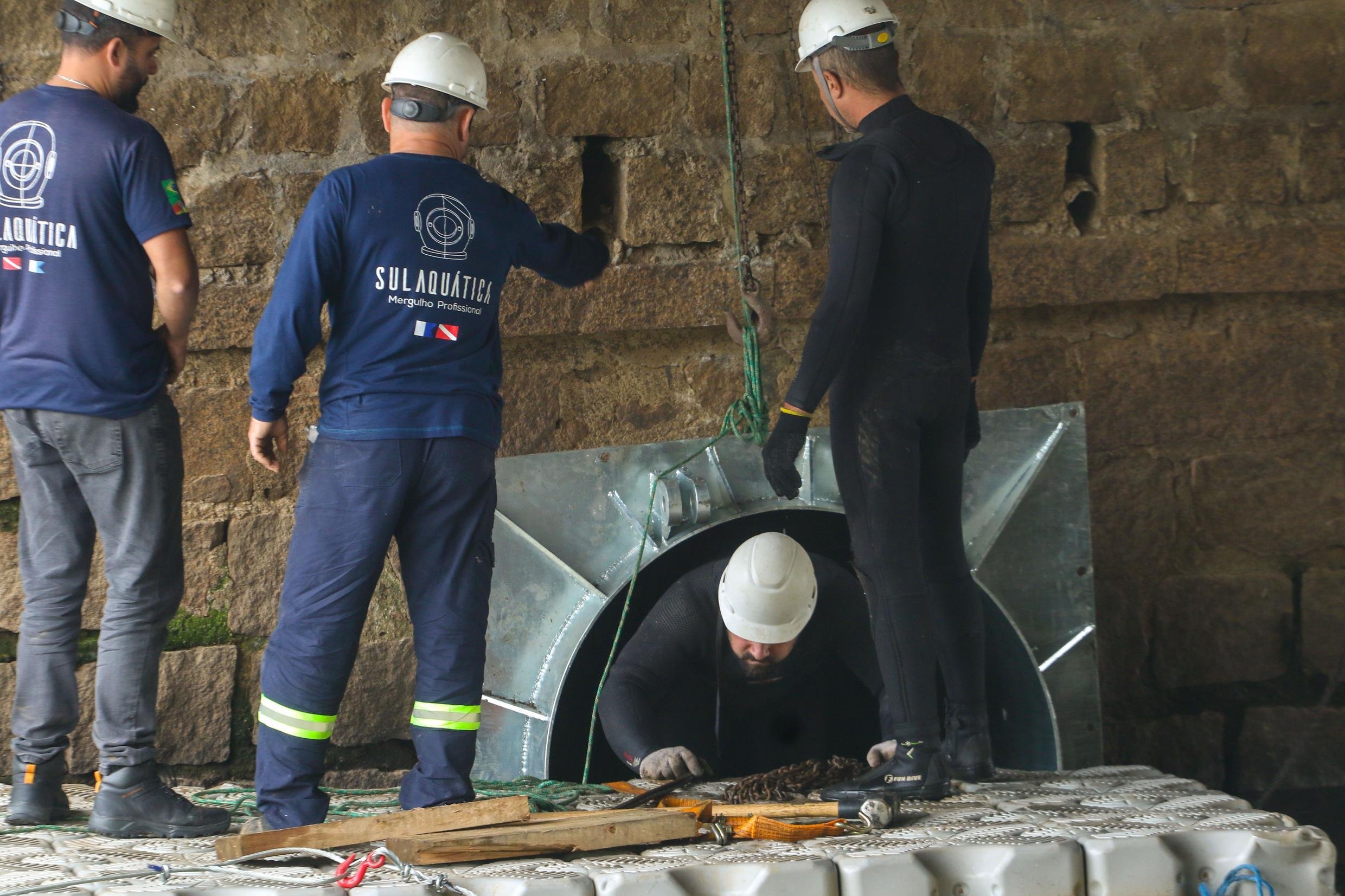 DMAE instala v&aacute;lvula flip-flap para evitar retorno de &aacute;gua do Arroio Dil&uacute;vio