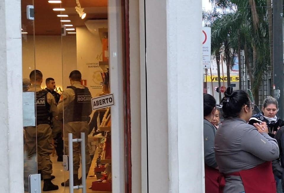 Momento em que o homem, contido pela BM dentro da loja, aguardava a chegada da Samu para receber atendimento m&eacute;dico