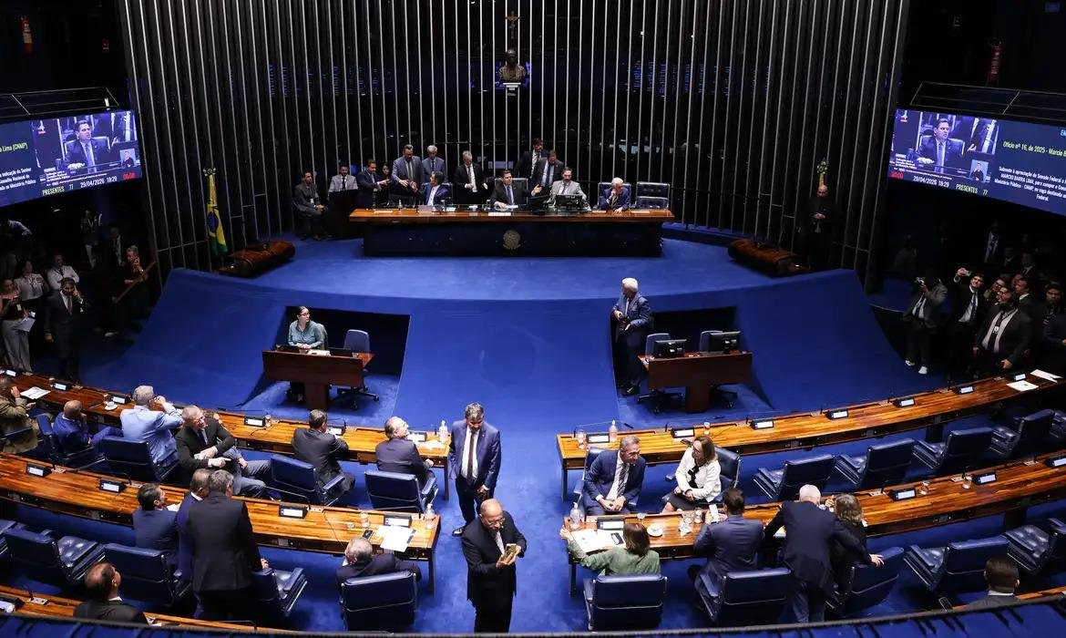 A PEC 221 de 2019 reduz a jornada de trabalho no Brasil das atuais 44 horas para 40 horas semanais